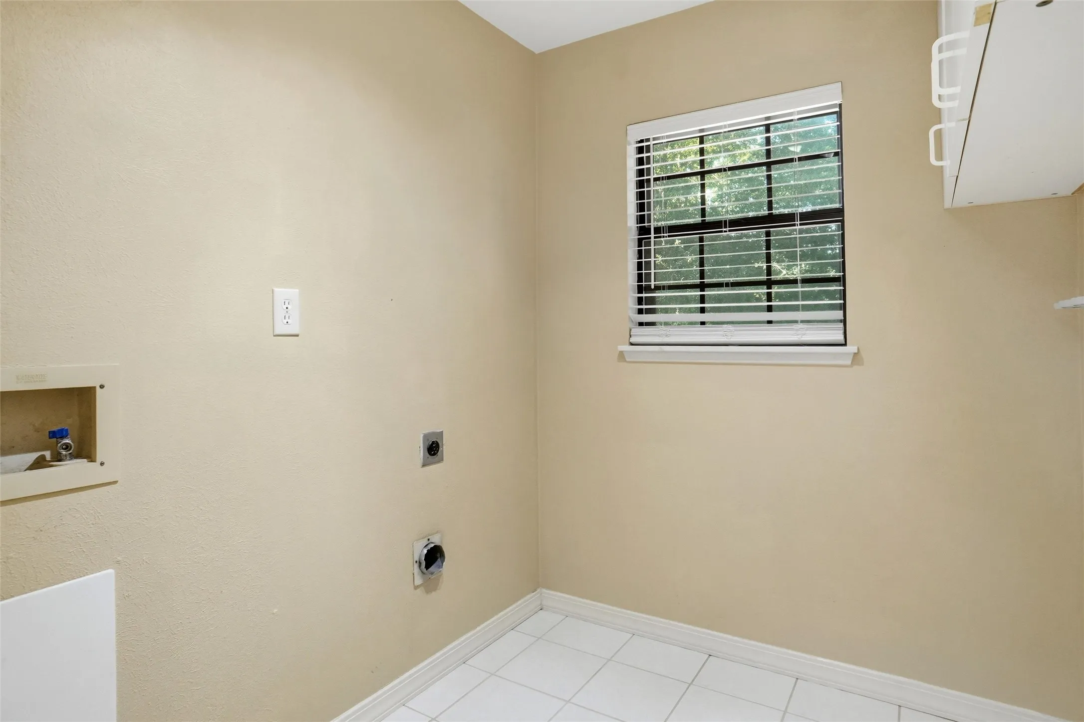 Single Family Residence For Sale in Tarrant County , 3701 Windsong Lane, Bedford, Texas 76021, 3 Bedroom, 3 Bathroom, 2 Garage spaces, 2,194 Sqft, built in 1982, mls#21385149, Real Estate Agent in Bedford, Homes For Sale in Tarrant county, Homes For Sale in Bedford, Realtor in Bedford Texas, Real Estate Brokerage Independent Realty Texas, Luminita Cordes Realtor