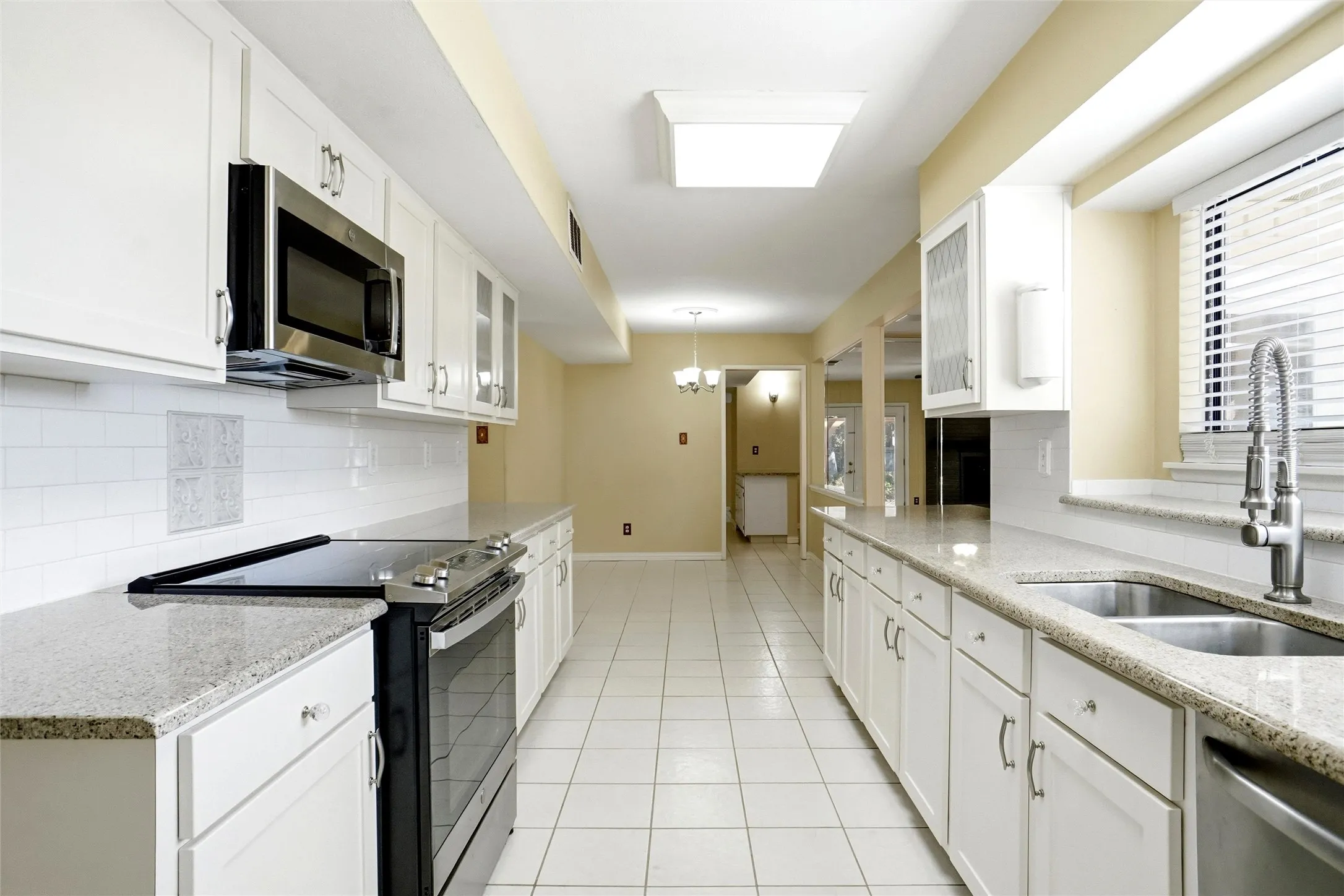 Single Family Residence For Sale in Tarrant County , 3701 Windsong Lane, Bedford, Texas 76021, 3 Bedroom, 3 Bathroom, 2 Garage spaces, 2,194 Sqft, built in 1982, mls#21385149, Real Estate Agent in Bedford, Homes For Sale in Tarrant county, Homes For Sale in Bedford, Realtor in Bedford Texas, Real Estate Brokerage Independent Realty Texas, Luminita Cordes Realtor