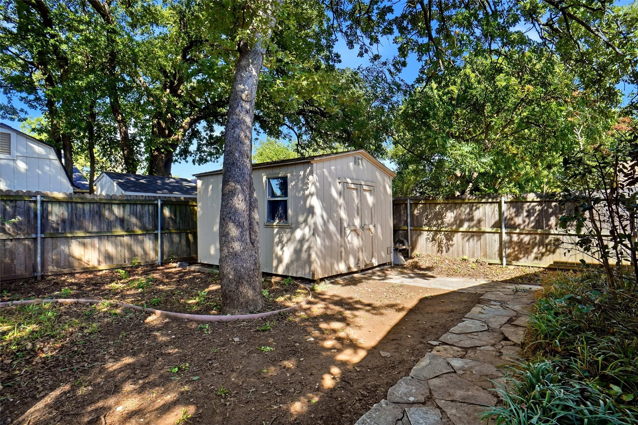 Single Family Residence For Sale in Tarrant County , 3701 Windsong Lane, Bedford, Texas 76021, 3 Bedroom, 3 Bathroom, 2 Garage spaces, 2,194 Sqft, built in 1982, mls#21385149, Real Estate Agent in Bedford, Homes For Sale in Tarrant county, Homes For Sale in Bedford, Realtor in Bedford Texas, Real Estate Brokerage Independent Realty Texas, Luminita Cordes Realtor