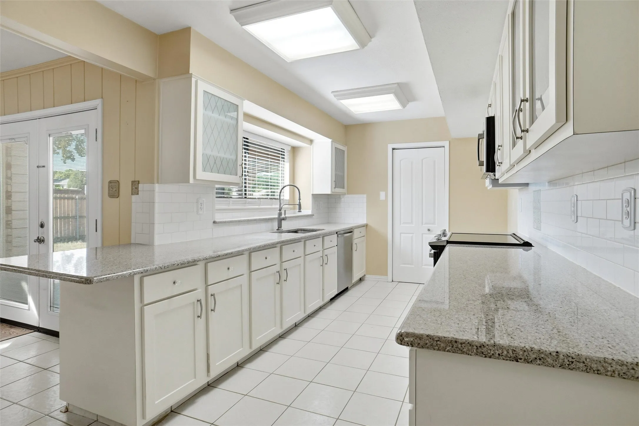 Single Family Residence For Sale in Tarrant County , 3701 Windsong Lane, Bedford, Texas 76021, 3 Bedroom, 3 Bathroom, 2 Garage spaces, 2,194 Sqft, built in 1982, mls#21385149, Real Estate Agent in Bedford, Homes For Sale in Tarrant county, Homes For Sale in Bedford, Realtor in Bedford Texas, Real Estate Brokerage Independent Realty Texas, Luminita Cordes Realtor