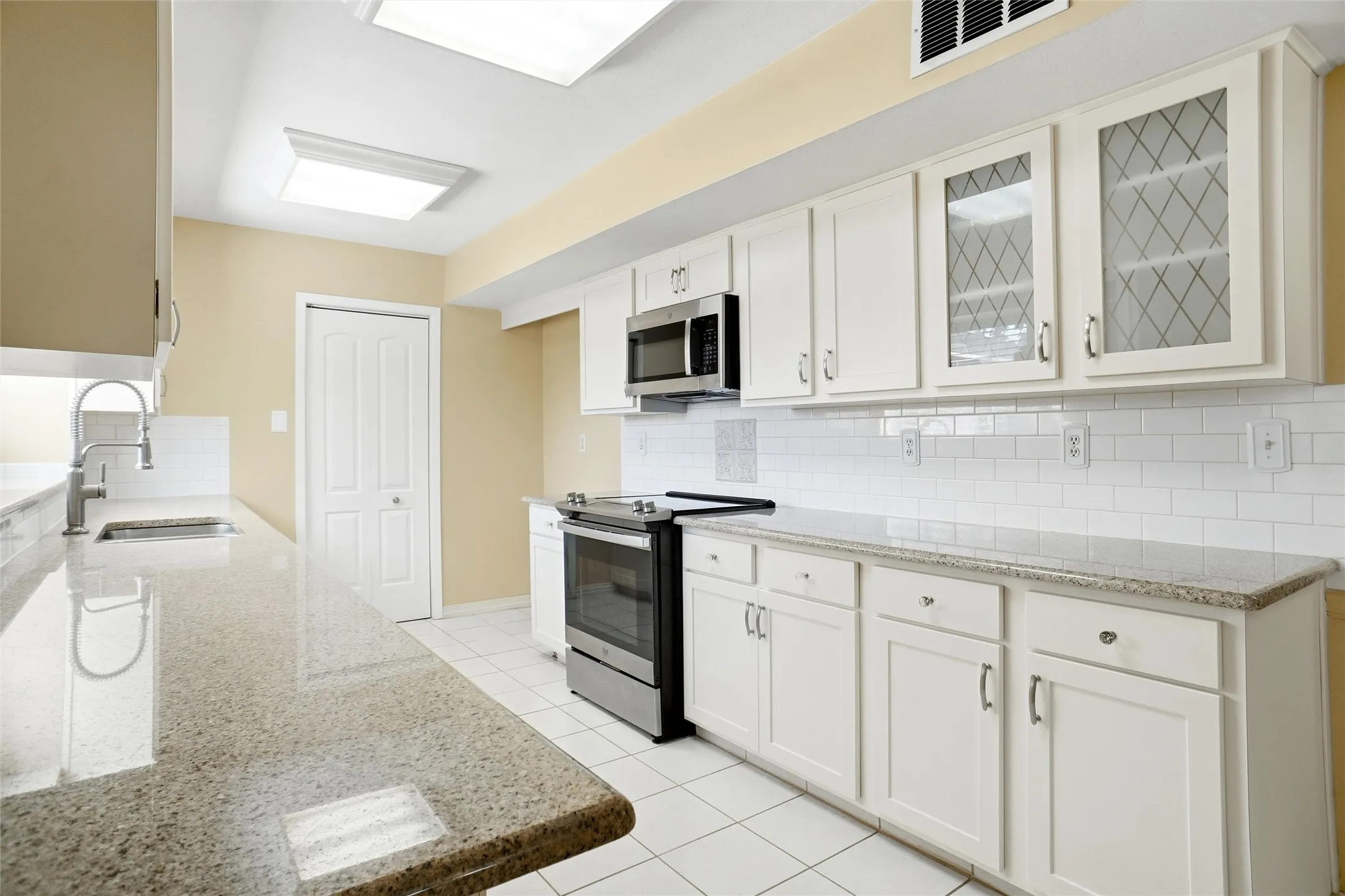 Single Family Residence For Sale in Tarrant County , 3701 Windsong Lane, Bedford, Texas 76021, 3 Bedroom, 3 Bathroom, 2 Garage spaces, 2,194 Sqft, built in 1982, mls#21385149, Real Estate Agent in Bedford, Homes For Sale in Tarrant county, Homes For Sale in Bedford, Realtor in Bedford Texas, Real Estate Brokerage Independent Realty Texas, Luminita Cordes Realtor