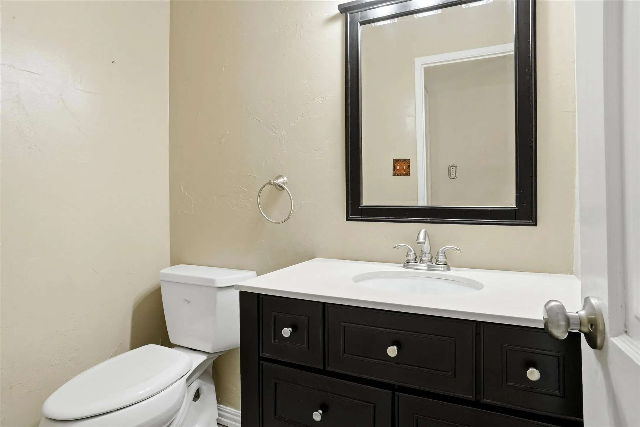 Single Family Residence For Sale in Tarrant County , 3701 Windsong Lane, Bedford, Texas 76021, 3 Bedroom, 3 Bathroom, 2 Garage spaces, 2,194 Sqft, built in 1982, mls#21385149, Real Estate Agent in Bedford, Homes For Sale in Tarrant county, Homes For Sale in Bedford, Realtor in Bedford Texas, Real Estate Brokerage Independent Realty Texas, Luminita Cordes Realtor