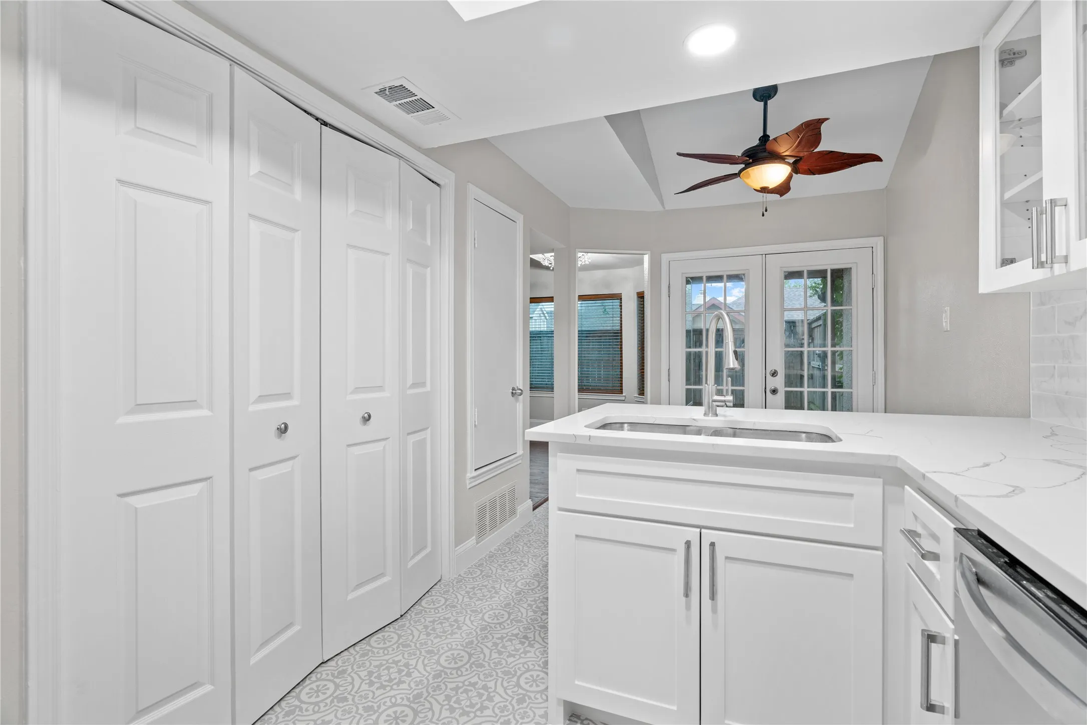 Condominium For Rent in Collin County , 18040 Midway Road 152, Dallas, Texas 75287, 2 Bedroom, 2 Bathroom, 1 Garage spaces, 1,442 Sqft, built in 1984, mls#21384124, Real Estate Agent in Dallas, Homes For Rent in Collin county, Homes For Rent in Dallas, Realtor in Dallas Texas, Real Estate Brokerage Independent Realty Texas, Luminita Cordes Realtor