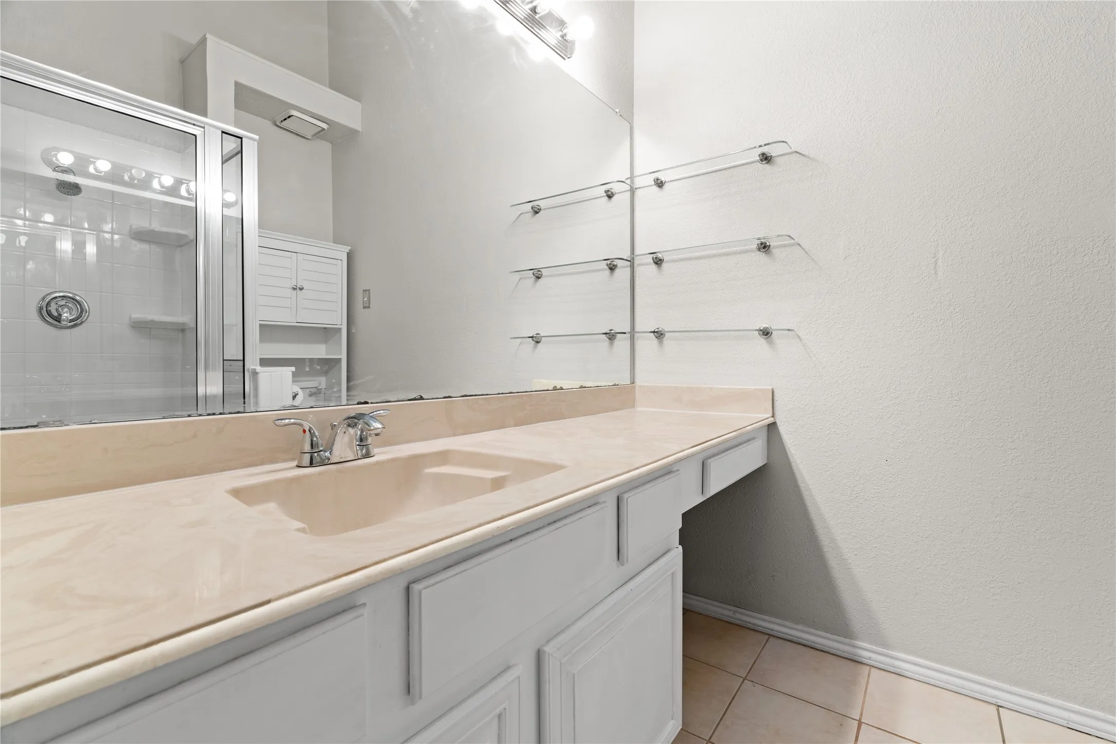 Condominium For Rent in Collin County , 18040 Midway Road 152, Dallas, Texas 75287, 2 Bedroom, 2 Bathroom, 1 Garage spaces, 1,442 Sqft, built in 1984, mls#21384124, Real Estate Agent in Dallas, Homes For Rent in Collin county, Homes For Rent in Dallas, Realtor in Dallas Texas, Real Estate Brokerage Independent Realty Texas, Luminita Cordes Realtor