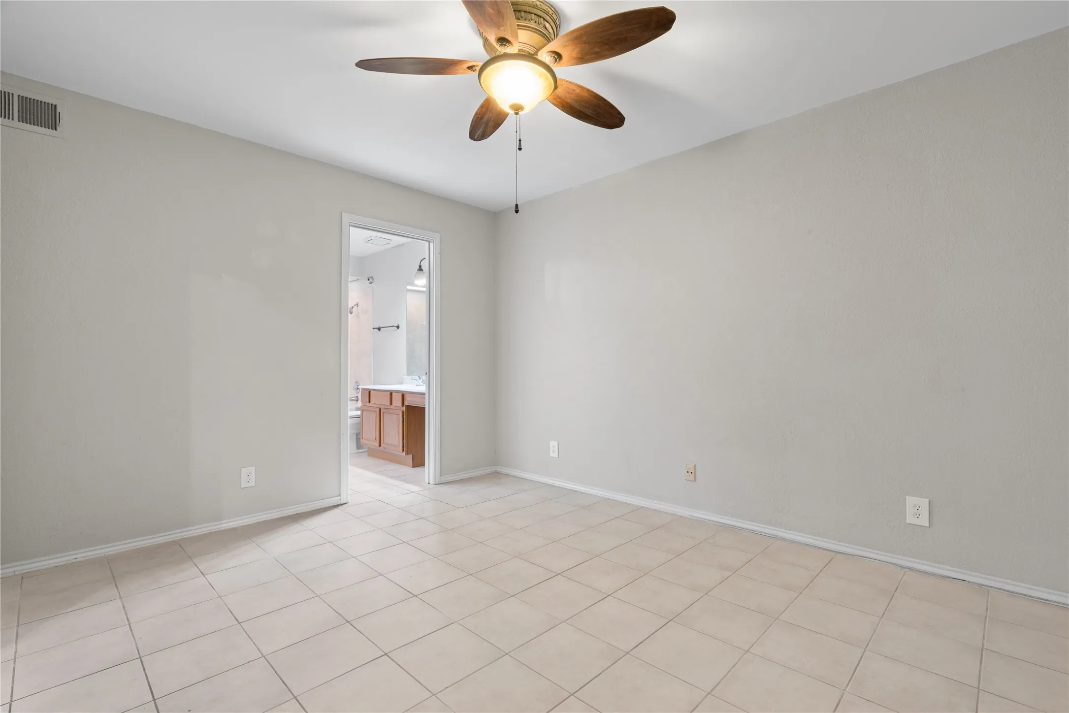 Condominium For Rent in Collin County , 18040 Midway Road 152, Dallas, Texas 75287, 2 Bedroom, 2 Bathroom, 1 Garage spaces, 1,442 Sqft, built in 1984, mls#21384124, Real Estate Agent in Dallas, Homes For Rent in Collin county, Homes For Rent in Dallas, Realtor in Dallas Texas, Real Estate Brokerage Independent Realty Texas, Luminita Cordes Realtor