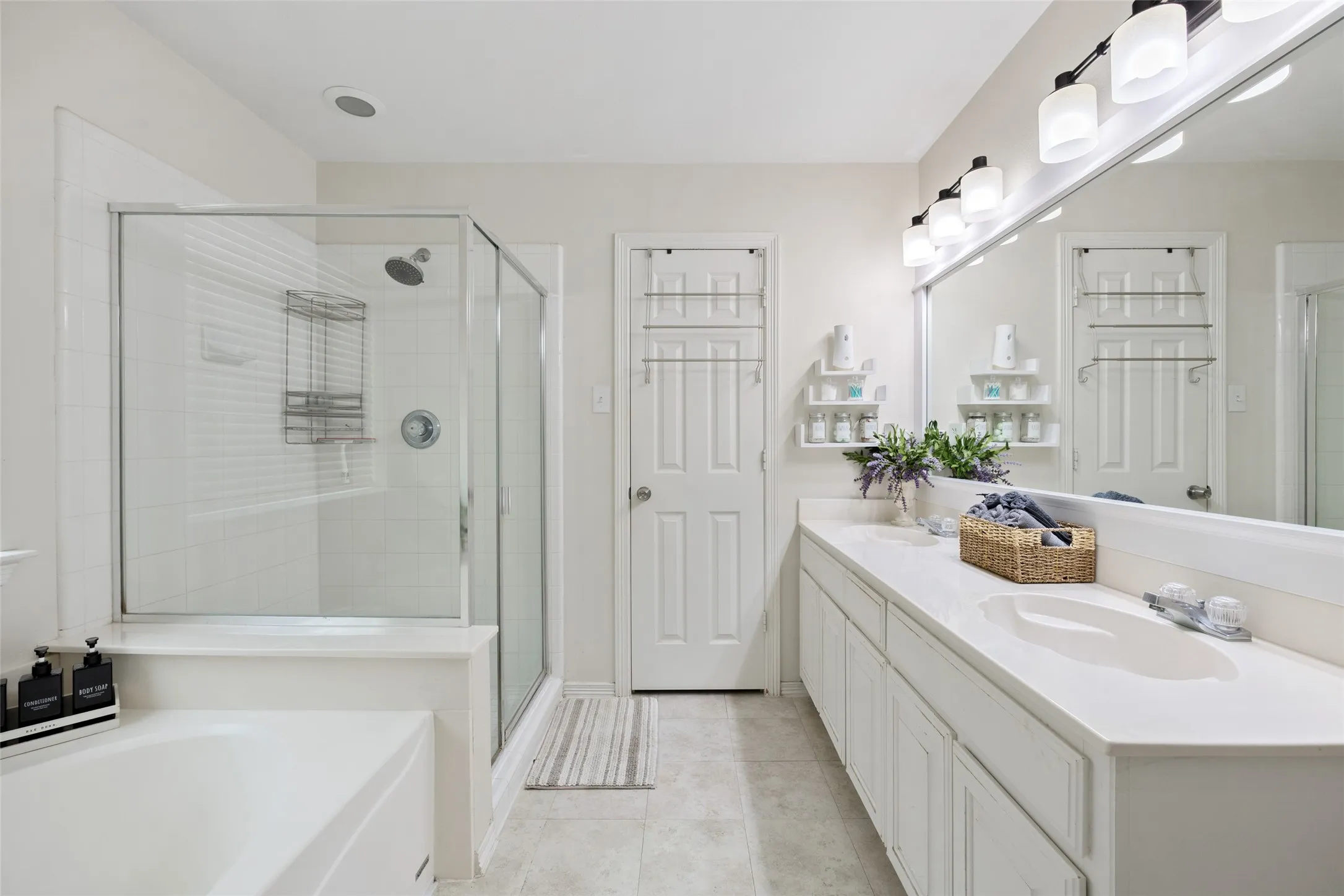 Dual vanity with integrated sinks and a large mirror