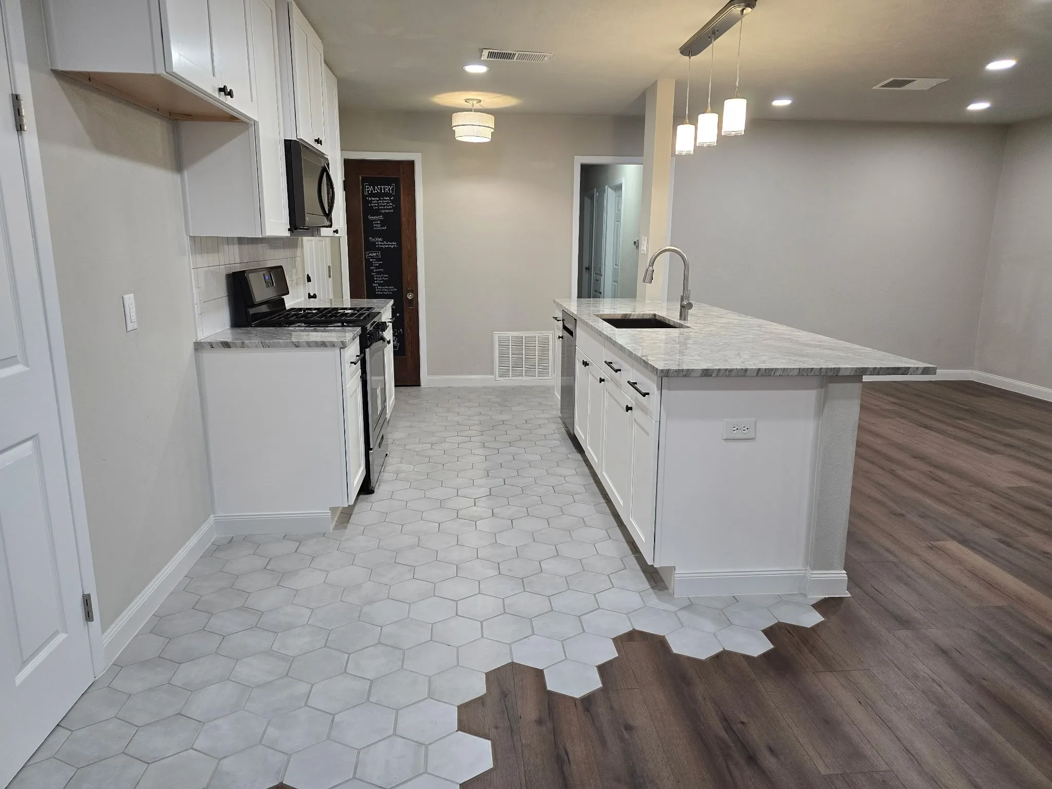Single Family Residence For Sale in Denton County , 220 Bluebird Circle, Denton, Texas 76209, 3 Bedroom, 2 Bathroom, 2 Garage spaces, 1,183 Sqft, built in 1970, mls#21385160, Real Estate Agent in Denton, Homes For Sale in Denton county, Homes For Sale in Denton, Realtor in Denton Texas, Real Estate Brokerage Independent Realty Texas, Luminita Cordes Realtor