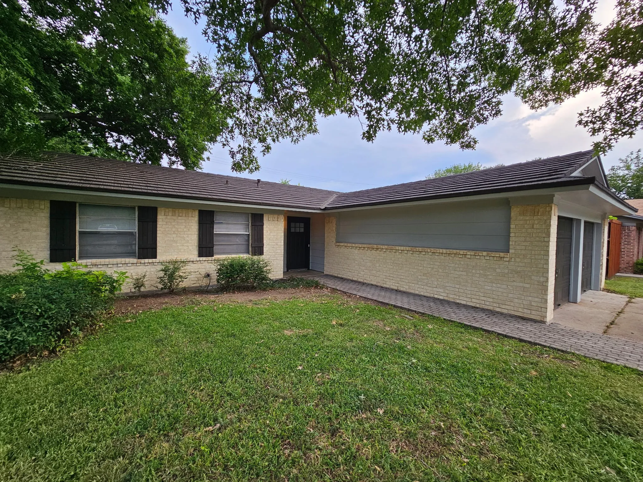 Single Family Residence For Sale in Denton County , 220 Bluebird Circle, Denton, Texas 76209, 3 Bedroom, 2 Bathroom, 2 Garage spaces, 1,183 Sqft, built in 1970, mls#21385160, Real Estate Agent in Denton, Homes For Sale in Denton county, Homes For Sale in Denton, Realtor in Denton Texas, Real Estate Brokerage Independent Realty Texas, Luminita Cordes Realtor