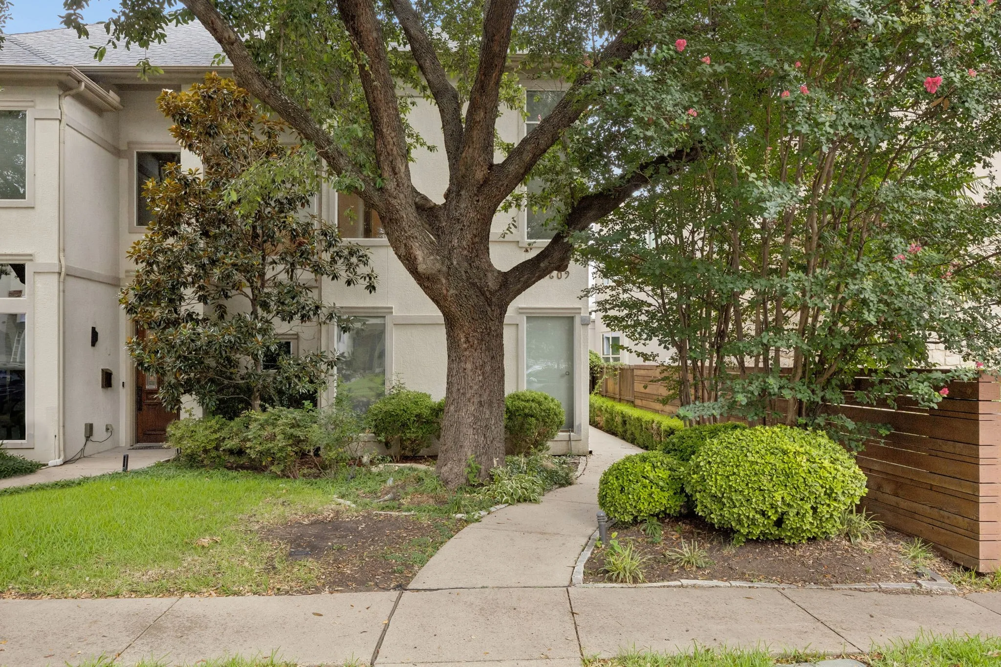 Single Family Residence For Rent in Dallas County , 5609 La Foy Boulevard, Dallas, Texas 75209, 3 Bedroom, 3 Bathroom, 2 Garage spaces, 3,116 Sqft, built in 2005, mls#21383453, Real Estate Agent in Dallas, Homes For Rent in Dallas county, Homes For Rent in Dallas, Realtor in Dallas Texas, Real Estate Brokerage Independent Realty Texas, Luminita Cordes Realtor
