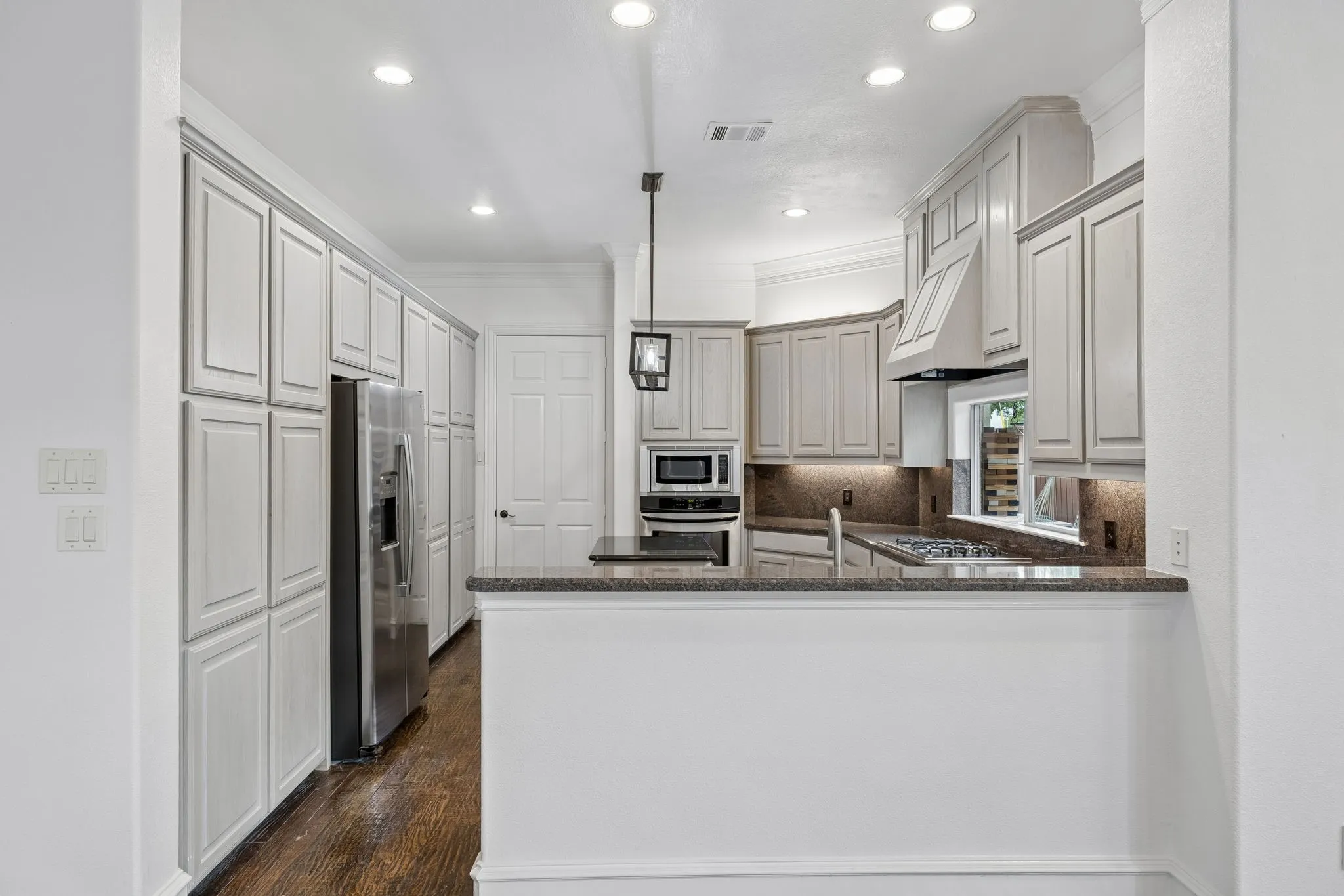 Single Family Residence For Rent in Dallas County , 5609 La Foy Boulevard, Dallas, Texas 75209, 3 Bedroom, 3 Bathroom, 2 Garage spaces, 3,116 Sqft, built in 2005, mls#21383453, Real Estate Agent in Dallas, Homes For Rent in Dallas county, Homes For Rent in Dallas, Realtor in Dallas Texas, Real Estate Brokerage Independent Realty Texas, Luminita Cordes Realtor