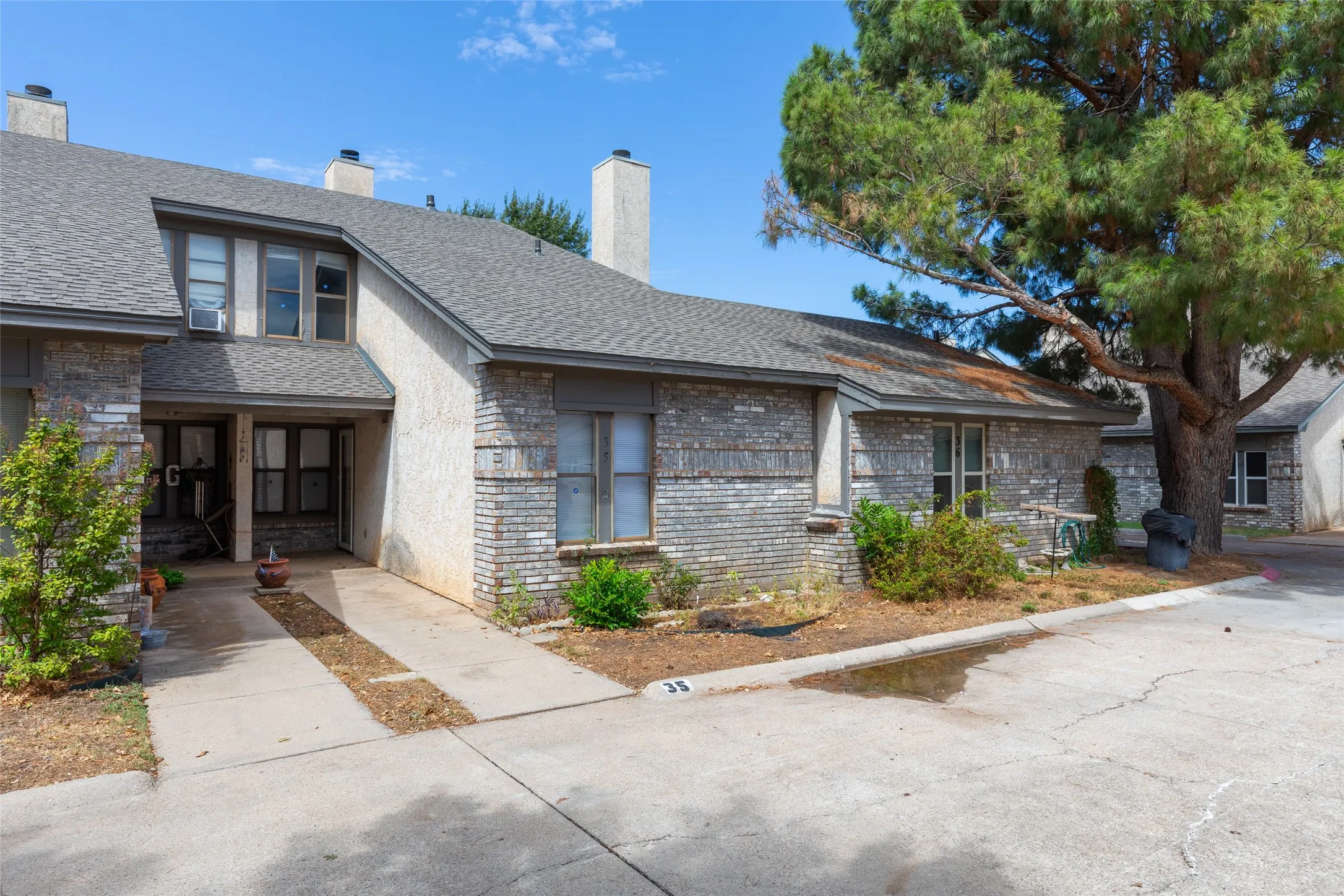 Townhouse For Sale in Taylor County , 35 Crossroads Drive, Abilene, Texas 79605, 2 Bedroom, 2 Bathroom, 2 Garage spaces, 1,188 Sqft, built in 1982, mls#21385095, Real Estate Agent in Abilene, Homes For Sale in Taylor county, Homes For Sale in Abilene, Realtor in Abilene Texas, Real Estate Brokerage Independent Realty Texas, Luminita Cordes Realtor