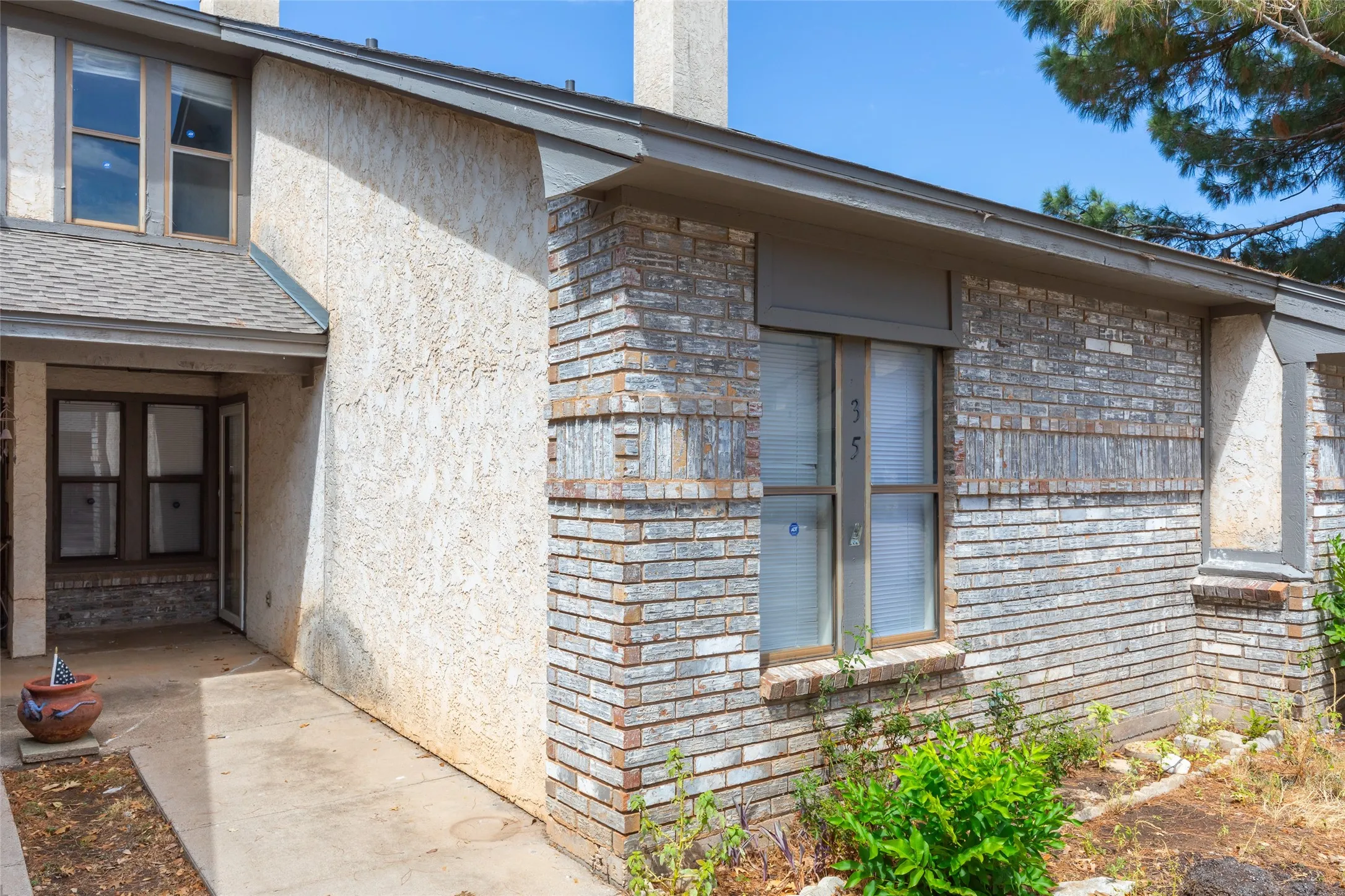 Townhouse For Sale in Taylor County , 35 Crossroads Drive, Abilene, Texas 79605, 2 Bedroom, 2 Bathroom, 2 Garage spaces, 1,188 Sqft, built in 1982, mls#21385095, Real Estate Agent in Abilene, Homes For Sale in Taylor county, Homes For Sale in Abilene, Realtor in Abilene Texas, Real Estate Brokerage Independent Realty Texas, Luminita Cordes Realtor