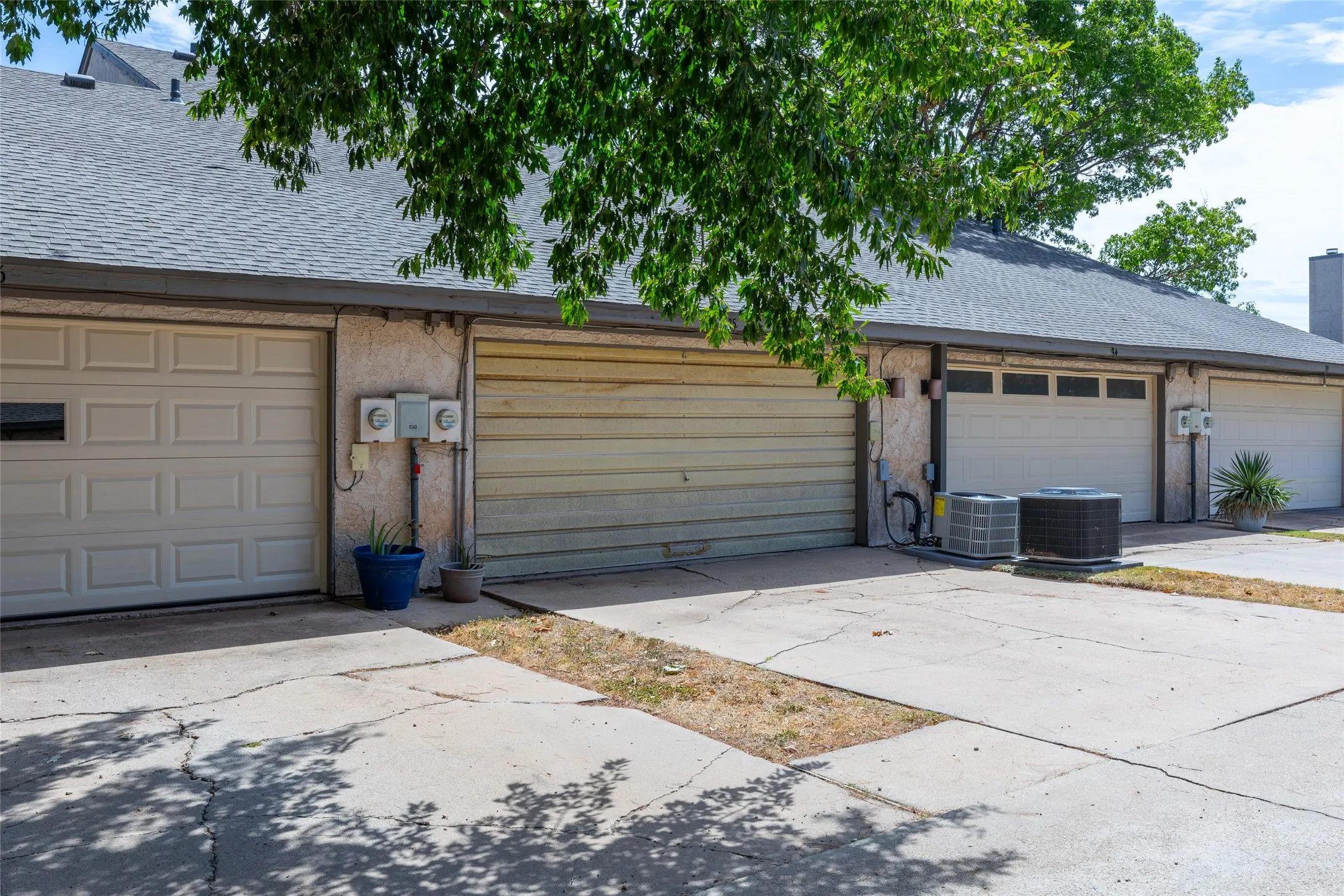Townhouse For Sale in Taylor County , 35 Crossroads Drive, Abilene, Texas 79605, 2 Bedroom, 2 Bathroom, 2 Garage spaces, 1,188 Sqft, built in 1982, mls#21385095, Real Estate Agent in Abilene, Homes For Sale in Taylor county, Homes For Sale in Abilene, Realtor in Abilene Texas, Real Estate Brokerage Independent Realty Texas, Luminita Cordes Realtor