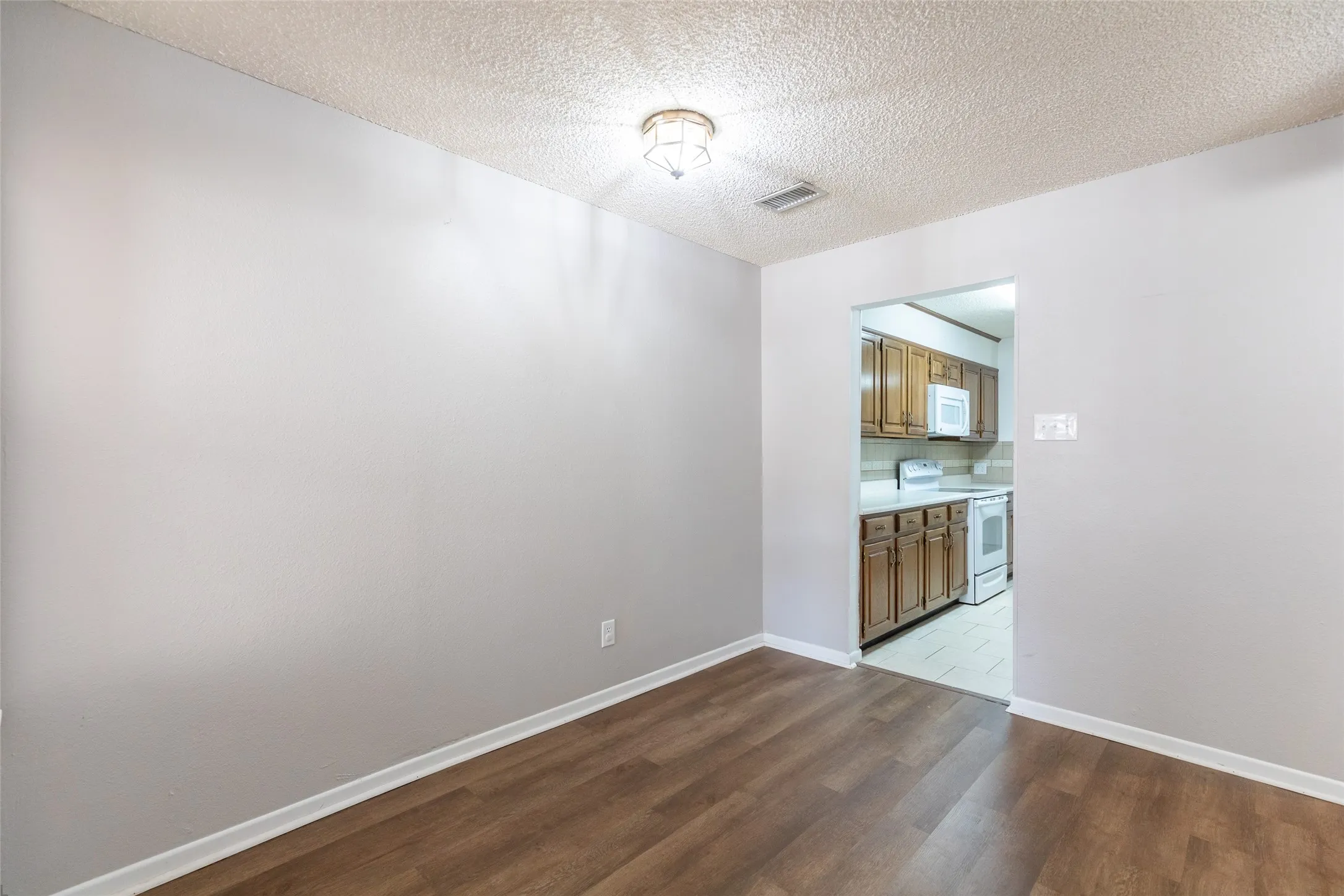 Townhouse For Sale in Taylor County , 35 Crossroads Drive, Abilene, Texas 79605, 2 Bedroom, 2 Bathroom, 2 Garage spaces, 1,188 Sqft, built in 1982, mls#21385095, Real Estate Agent in Abilene, Homes For Sale in Taylor county, Homes For Sale in Abilene, Realtor in Abilene Texas, Real Estate Brokerage Independent Realty Texas, Luminita Cordes Realtor