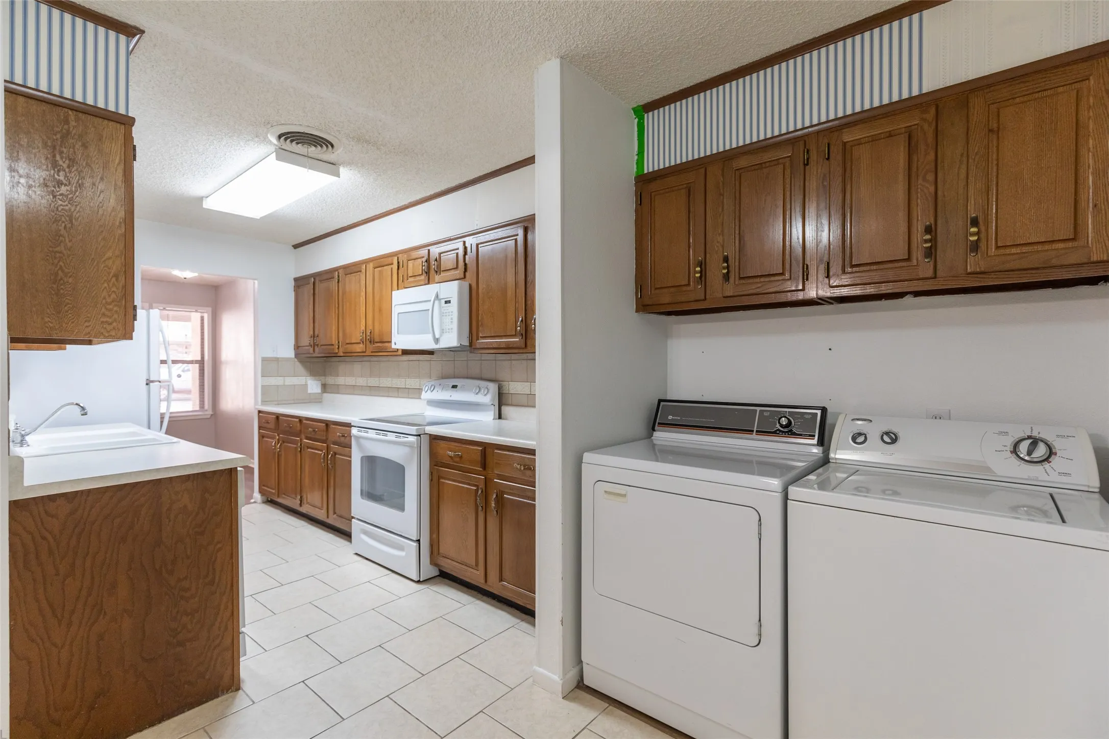 Townhouse For Sale in Taylor County , 35 Crossroads Drive, Abilene, Texas 79605, 2 Bedroom, 2 Bathroom, 2 Garage spaces, 1,188 Sqft, built in 1982, mls#21385095, Real Estate Agent in Abilene, Homes For Sale in Taylor county, Homes For Sale in Abilene, Realtor in Abilene Texas, Real Estate Brokerage Independent Realty Texas, Luminita Cordes Realtor