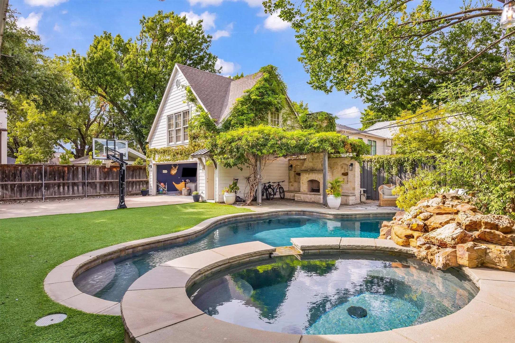 Single Family Residence For Sale in Dallas County , 4308 Mcfarlin Boulevard, University Park, Texas 75205, 4 Bedroom, 4 Bathroom, 2 Garage spaces, 4,869 Sqft, built in 1941, mls#21385181, Real Estate Agent in University Park, Homes For Sale in Dallas county, Homes For Sale in University Park, Realtor in University Park Texas, Real Estate Brokerage Independent Realty Texas, Luminita Cordes Realtor