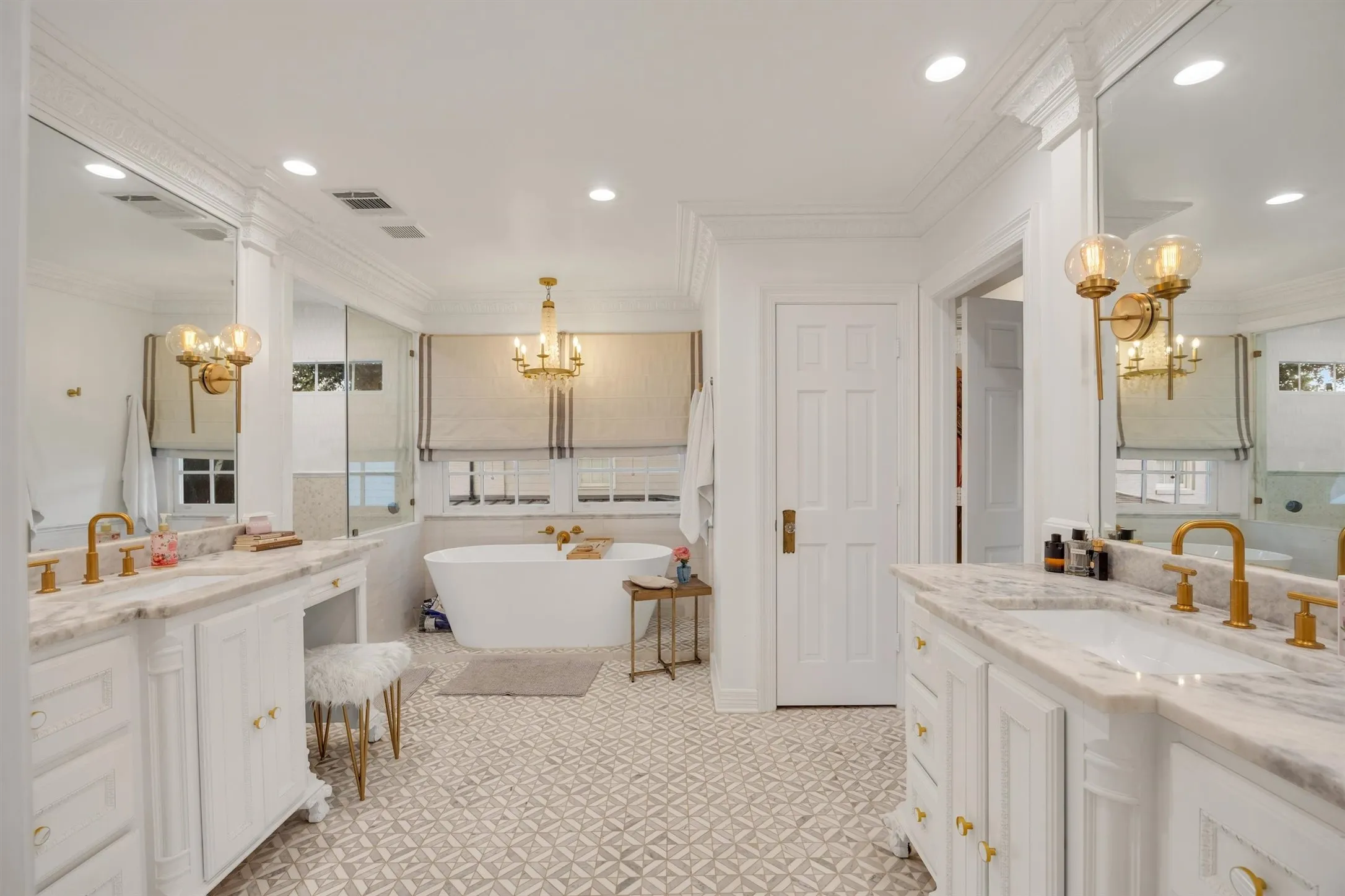 Single Family Residence For Sale in Dallas County , 4308 Mcfarlin Boulevard, University Park, Texas 75205, 4 Bedroom, 4 Bathroom, 2 Garage spaces, 4,869 Sqft, built in 1941, mls#21385181, Real Estate Agent in University Park, Homes For Sale in Dallas county, Homes For Sale in University Park, Realtor in University Park Texas, Real Estate Brokerage Independent Realty Texas, Luminita Cordes Realtor