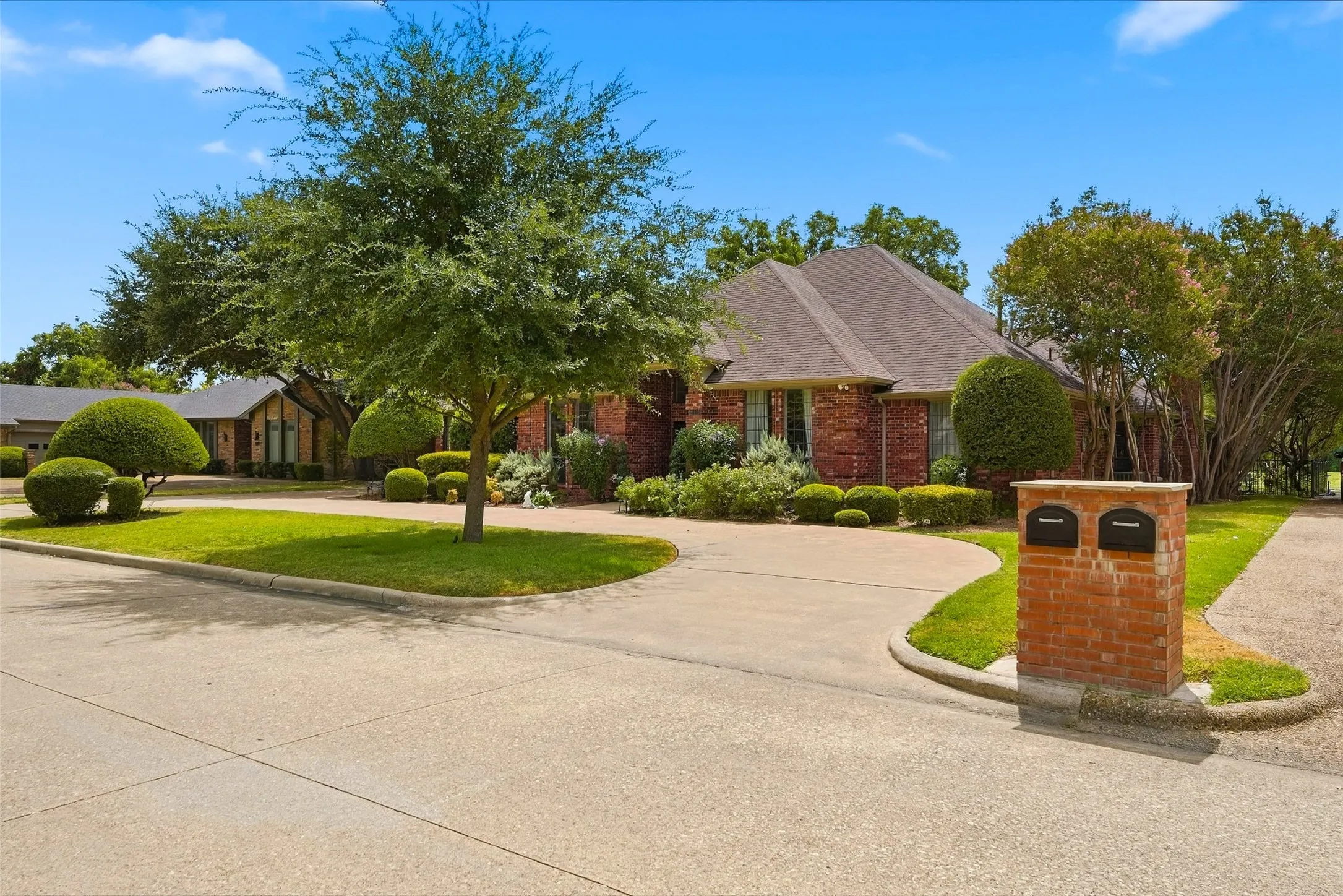 Single Family Residence For Sale in Rockwall County , 1465 Plummer Drive, Rockwall, Texas 75087, 4 Bedroom, 4 Bathroom, 2 Garage spaces, 4,016 Sqft, built in 1986, mls#21384427, Real Estate Agent in Rockwall, Homes For Sale in Rockwall county, Homes For Sale in Rockwall, Realtor in Rockwall Texas, Real Estate Brokerage Independent Realty Texas, Luminita Cordes Realtor