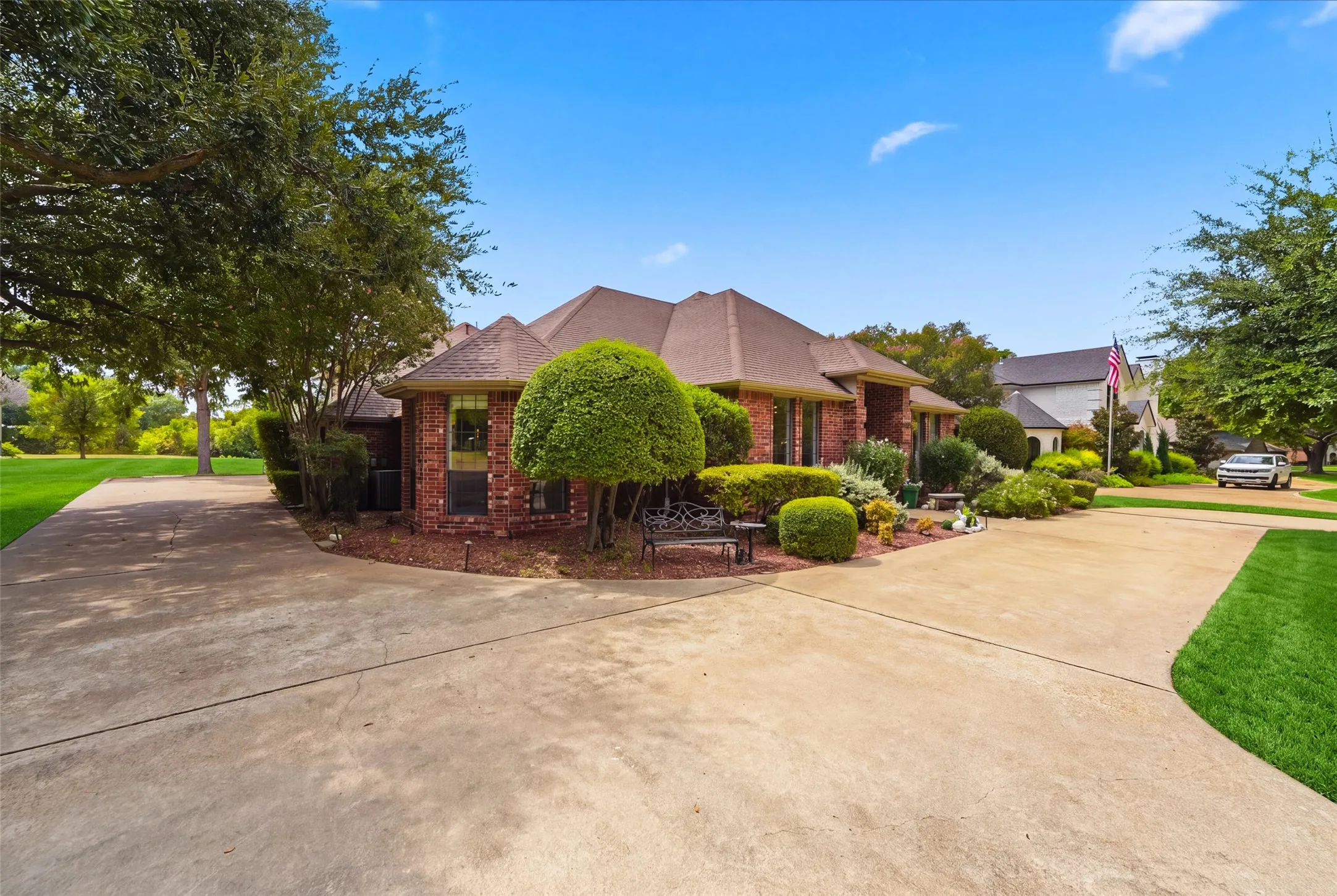 Single Family Residence For Sale in Rockwall County , 1465 Plummer Drive, Rockwall, Texas 75087, 4 Bedroom, 4 Bathroom, 2 Garage spaces, 4,016 Sqft, built in 1986, mls#21384427, Real Estate Agent in Rockwall, Homes For Sale in Rockwall county, Homes For Sale in Rockwall, Realtor in Rockwall Texas, Real Estate Brokerage Independent Realty Texas, Luminita Cordes Realtor