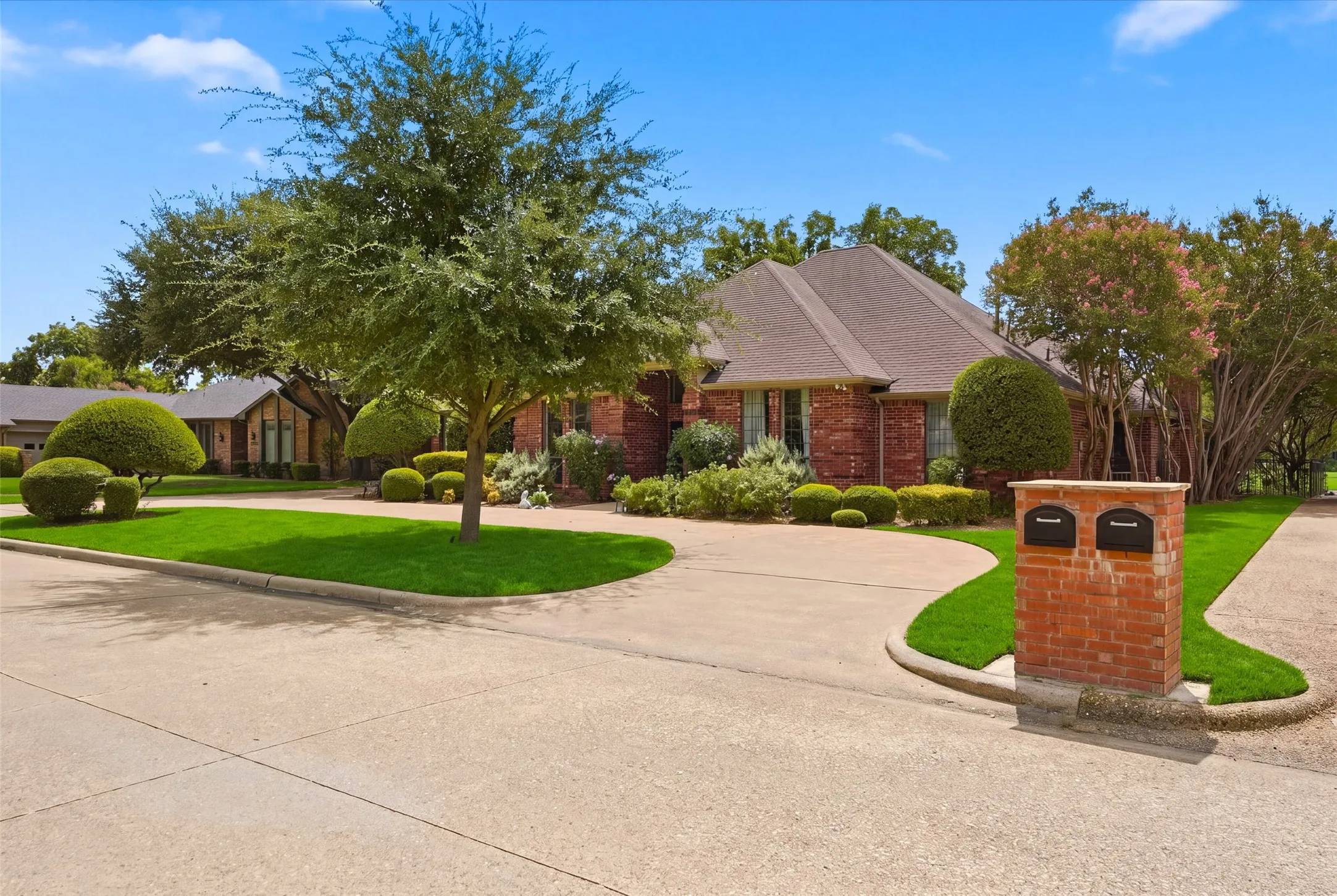 Single Family Residence For Sale in Rockwall County , 1465 Plummer Drive, Rockwall, Texas 75087, 4 Bedroom, 4 Bathroom, 2 Garage spaces, 4,016 Sqft, built in 1986, mls#21384427, Real Estate Agent in Rockwall, Homes For Sale in Rockwall county, Homes For Sale in Rockwall, Realtor in Rockwall Texas, Real Estate Brokerage Independent Realty Texas, Luminita Cordes Realtor