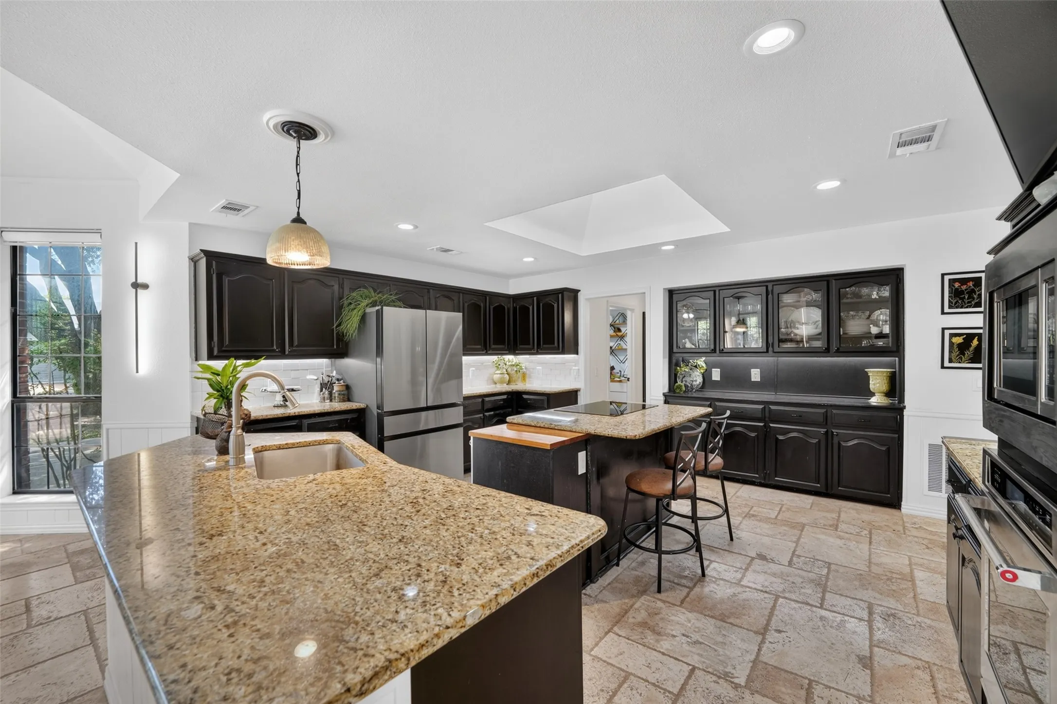 Single Family Residence For Sale in Rockwall County , 1465 Plummer Drive, Rockwall, Texas 75087, 4 Bedroom, 4 Bathroom, 2 Garage spaces, 4,016 Sqft, built in 1986, mls#21384427, Real Estate Agent in Rockwall, Homes For Sale in Rockwall county, Homes For Sale in Rockwall, Realtor in Rockwall Texas, Real Estate Brokerage Independent Realty Texas, Luminita Cordes Realtor