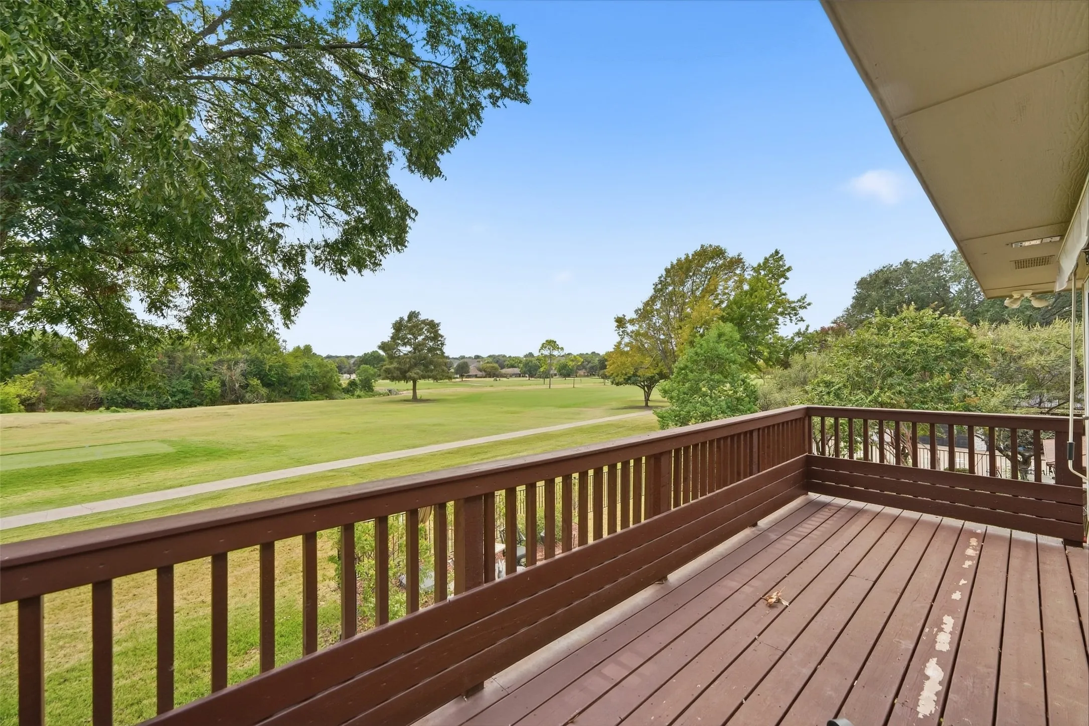 Single Family Residence For Sale in Rockwall County , 1465 Plummer Drive, Rockwall, Texas 75087, 4 Bedroom, 4 Bathroom, 2 Garage spaces, 4,016 Sqft, built in 1986, mls#21384427, Real Estate Agent in Rockwall, Homes For Sale in Rockwall county, Homes For Sale in Rockwall, Realtor in Rockwall Texas, Real Estate Brokerage Independent Realty Texas, Luminita Cordes Realtor