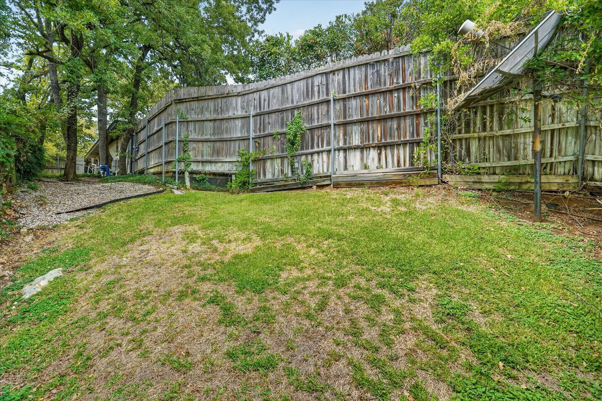 A side yard that's great for pets