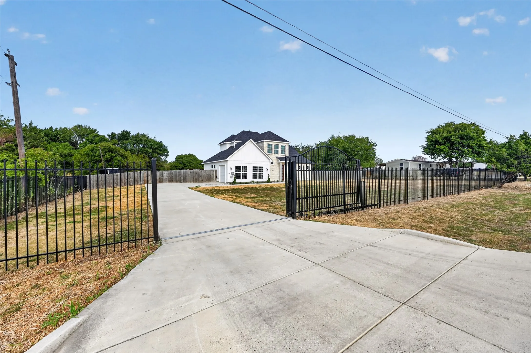 Single Family Residence For Sale in Ellis County , 1130 Willow Creek Road, Palmer, Texas 75152, 3 Bedroom, 3 Bathroom, 1 Garage spaces, 2,083 Sqft, built in 2022, mls#21385195, Real Estate Agent in Palmer, Homes For Sale in Ellis county, Homes For Sale in Palmer, Realtor in Palmer Texas, Real Estate Brokerage Independent Realty Texas, Luminita Cordes Realtor