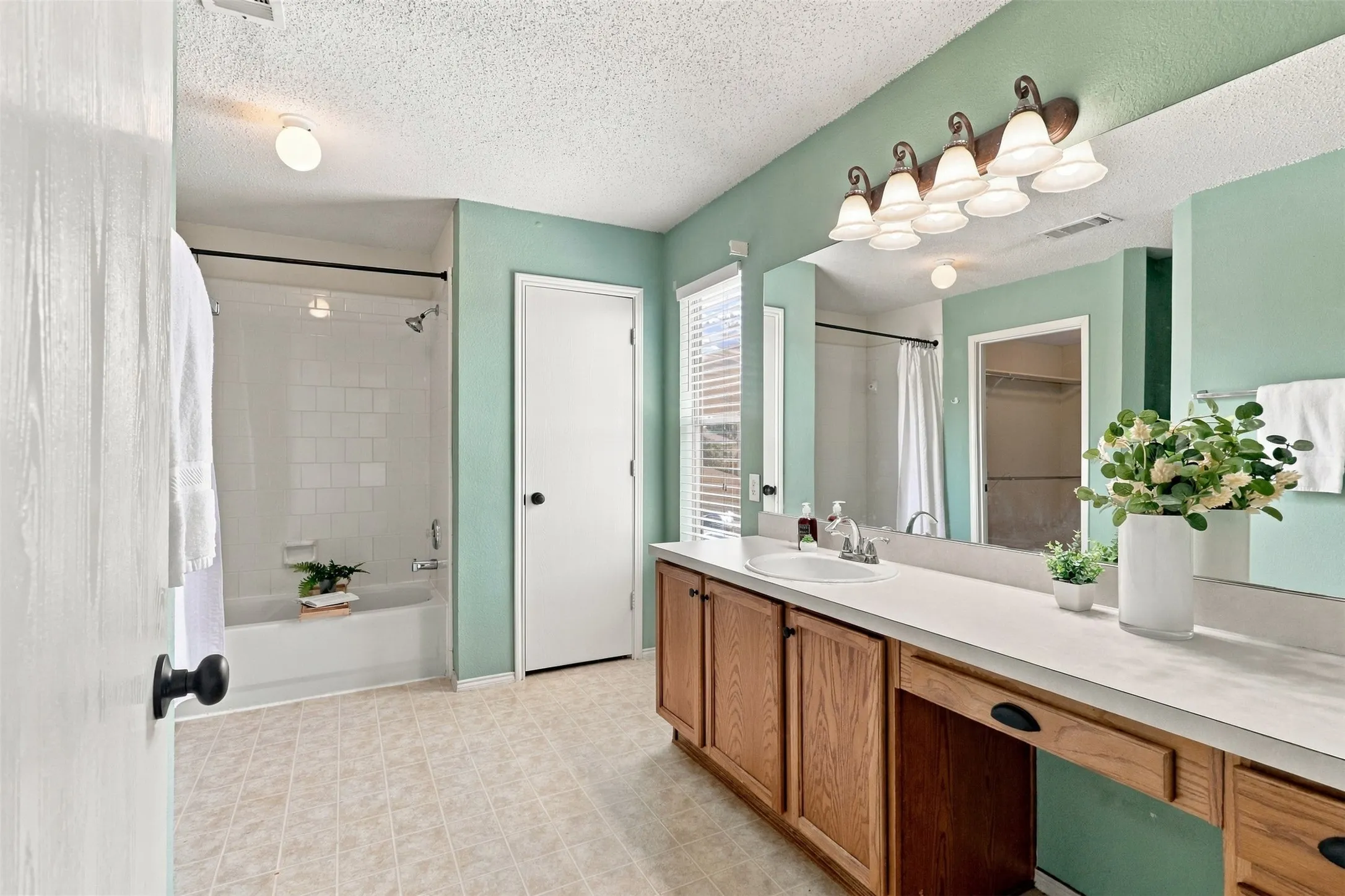Single Family Residence For Sale in Collin County , 303 Charleston Drive, Wylie, Texas 75098, 4 Bedroom, 3 Bathroom, 2 Garage spaces, 2,099 Sqft, built in 2001, mls#21382049, Real Estate Agent in Wylie, Homes For Sale in Collin county, Homes For Sale in Wylie, Realtor in Wylie Texas, Real Estate Brokerage Independent Realty Texas, Luminita Cordes Realtor