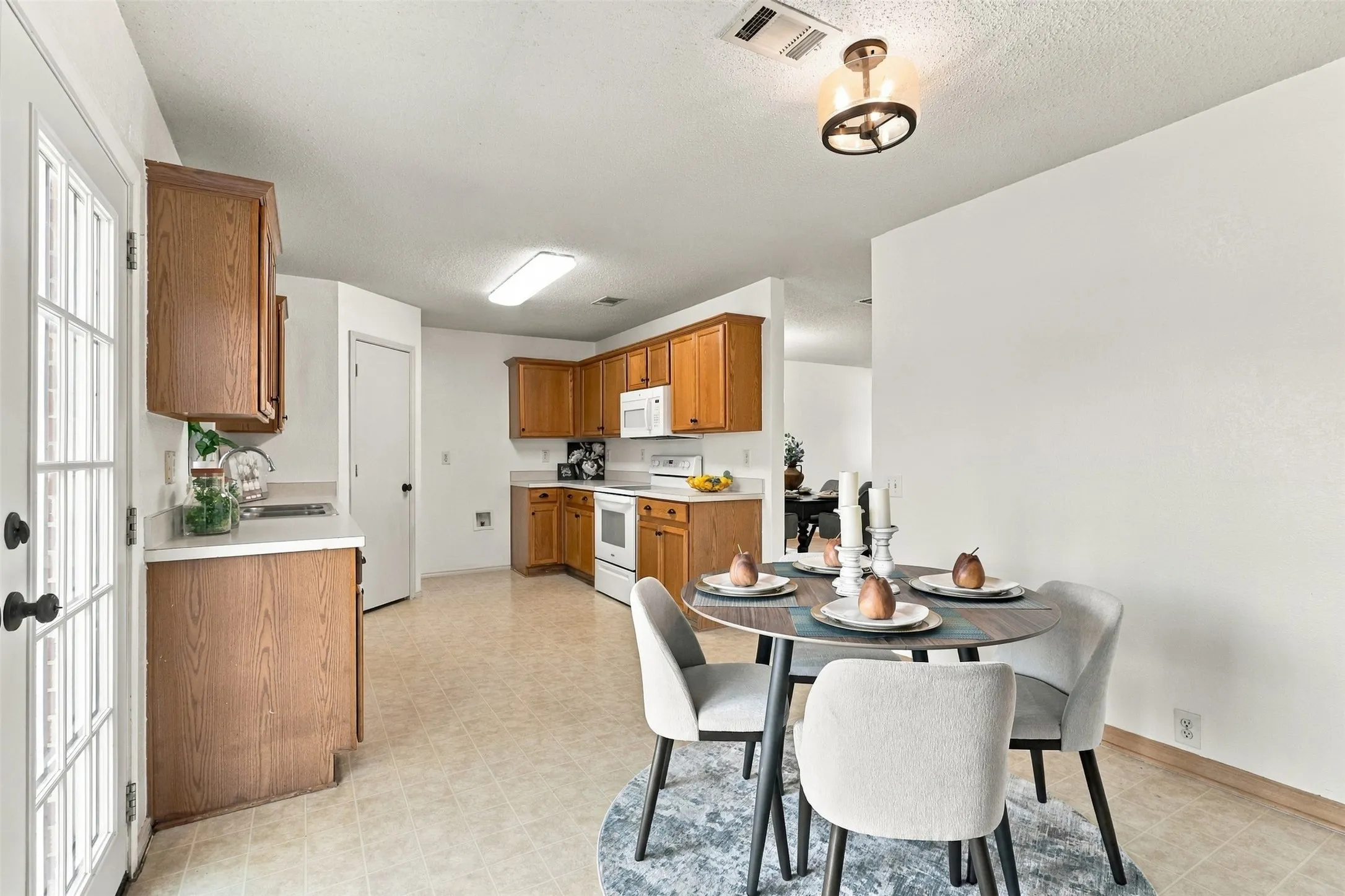 Single Family Residence For Sale in Collin County , 303 Charleston Drive, Wylie, Texas 75098, 4 Bedroom, 3 Bathroom, 2 Garage spaces, 2,099 Sqft, built in 2001, mls#21382049, Real Estate Agent in Wylie, Homes For Sale in Collin county, Homes For Sale in Wylie, Realtor in Wylie Texas, Real Estate Brokerage Independent Realty Texas, Luminita Cordes Realtor