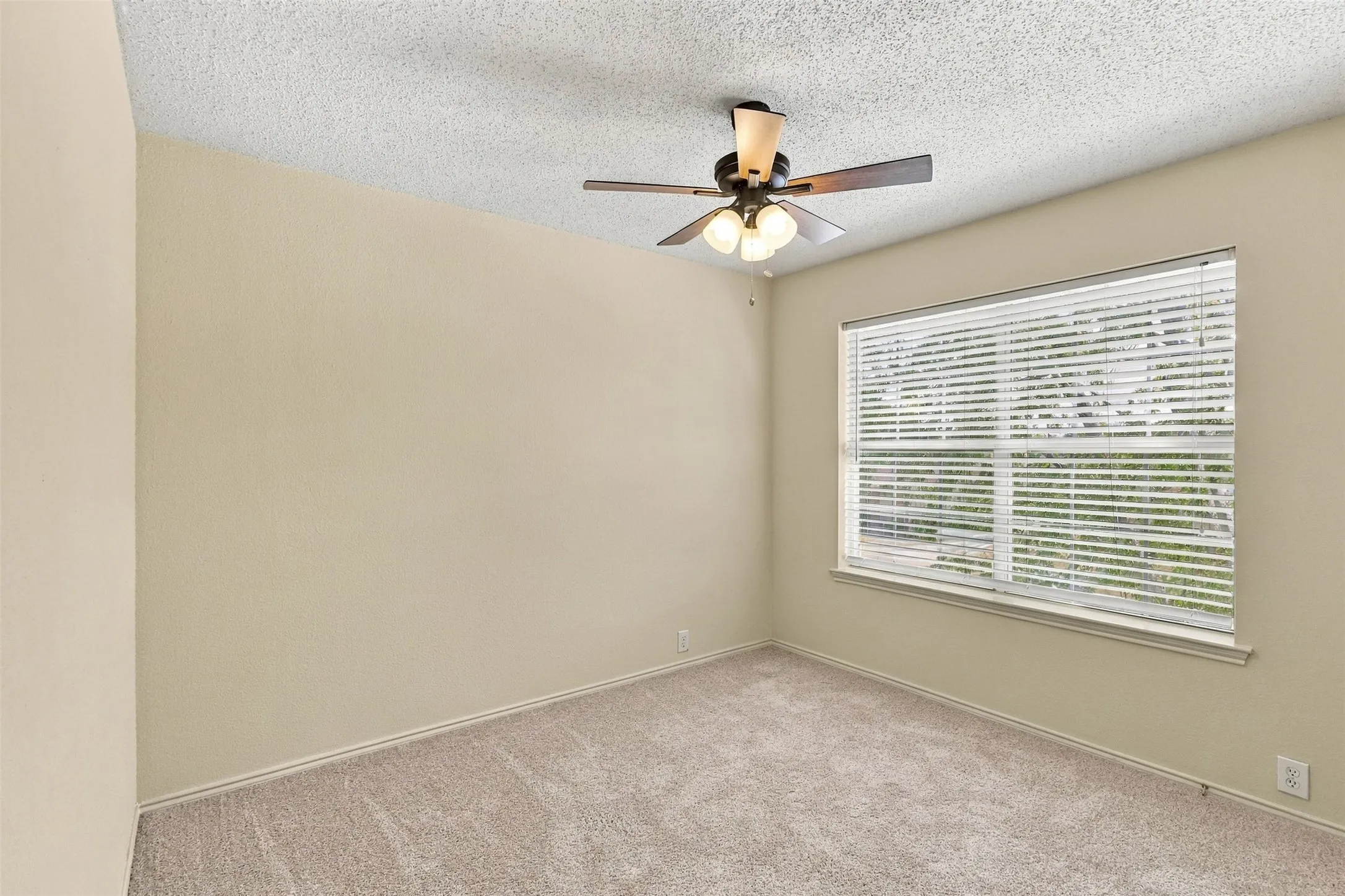 Single Family Residence For Sale in Collin County , 303 Charleston Drive, Wylie, Texas 75098, 4 Bedroom, 3 Bathroom, 2 Garage spaces, 2,099 Sqft, built in 2001, mls#21382049, Real Estate Agent in Wylie, Homes For Sale in Collin county, Homes For Sale in Wylie, Realtor in Wylie Texas, Real Estate Brokerage Independent Realty Texas, Luminita Cordes Realtor