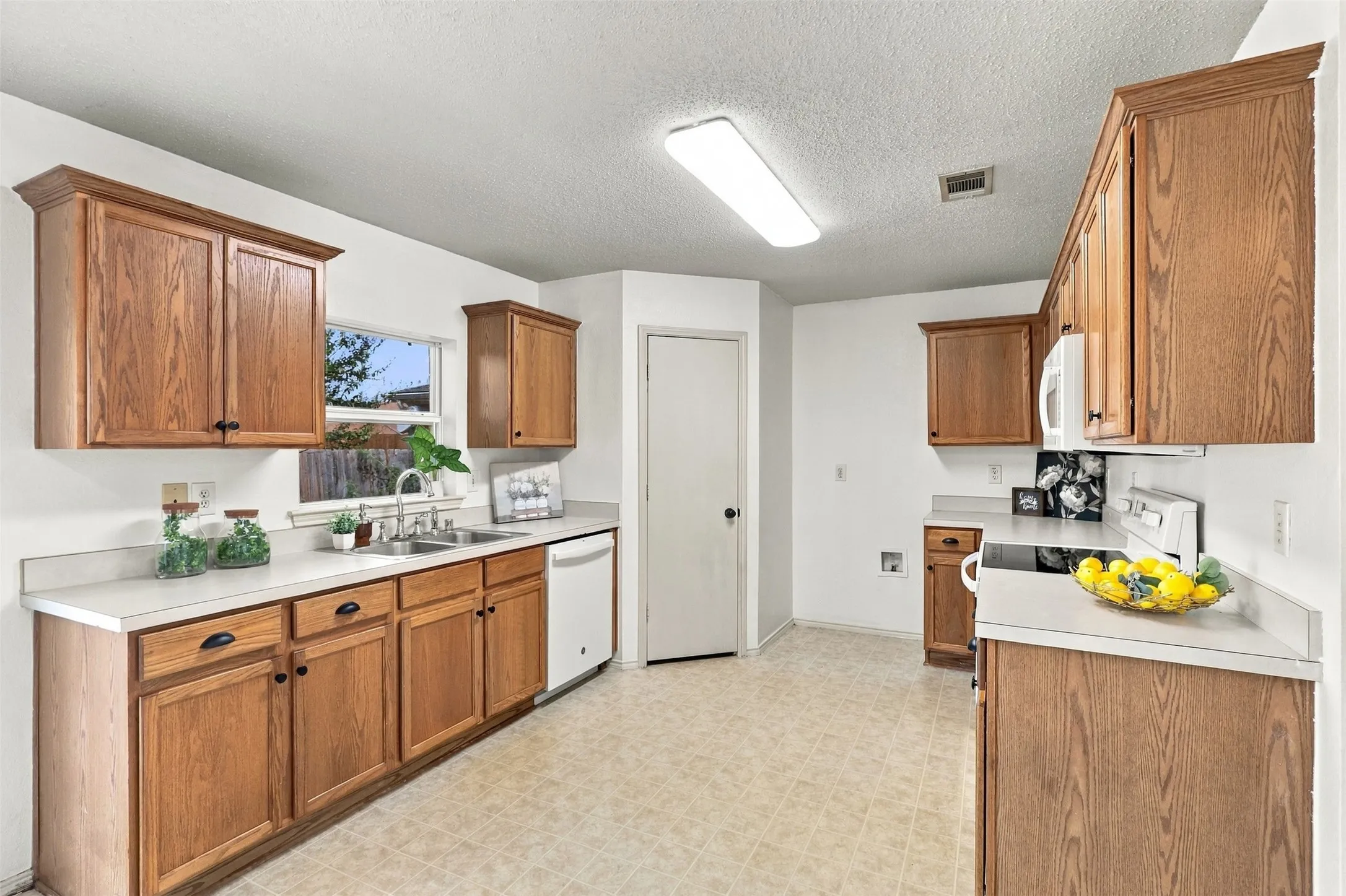 Single Family Residence For Sale in Collin County , 303 Charleston Drive, Wylie, Texas 75098, 4 Bedroom, 3 Bathroom, 2 Garage spaces, 2,099 Sqft, built in 2001, mls#21382049, Real Estate Agent in Wylie, Homes For Sale in Collin county, Homes For Sale in Wylie, Realtor in Wylie Texas, Real Estate Brokerage Independent Realty Texas, Luminita Cordes Realtor