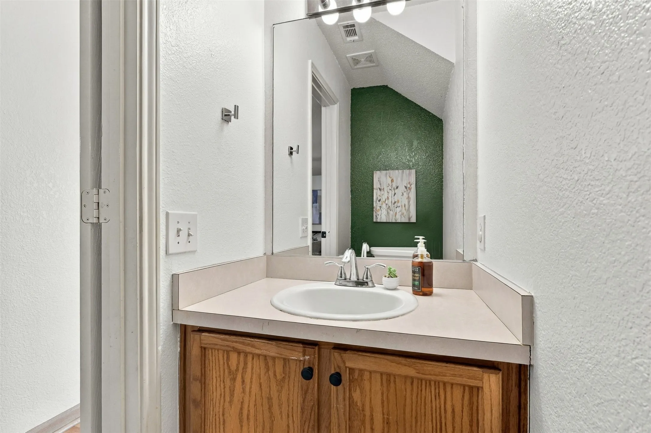 Single Family Residence For Sale in Collin County , 303 Charleston Drive, Wylie, Texas 75098, 4 Bedroom, 3 Bathroom, 2 Garage spaces, 2,099 Sqft, built in 2001, mls#21382049, Real Estate Agent in Wylie, Homes For Sale in Collin county, Homes For Sale in Wylie, Realtor in Wylie Texas, Real Estate Brokerage Independent Realty Texas, Luminita Cordes Realtor
