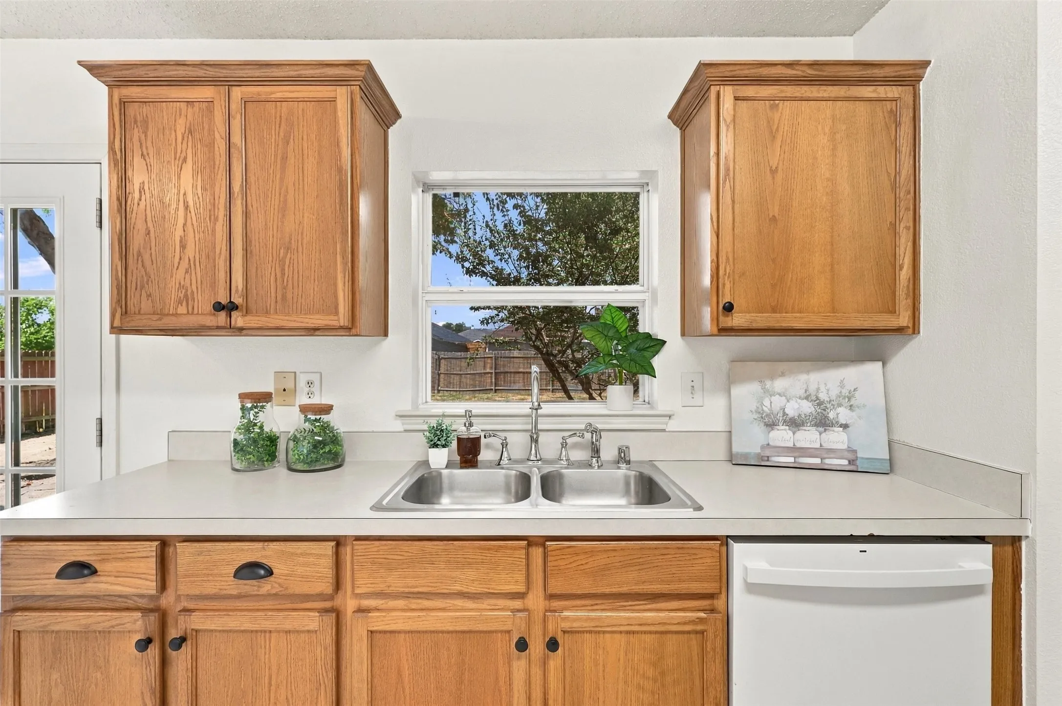 Single Family Residence For Sale in Collin County , 303 Charleston Drive, Wylie, Texas 75098, 4 Bedroom, 3 Bathroom, 2 Garage spaces, 2,099 Sqft, built in 2001, mls#21382049, Real Estate Agent in Wylie, Homes For Sale in Collin county, Homes For Sale in Wylie, Realtor in Wylie Texas, Real Estate Brokerage Independent Realty Texas, Luminita Cordes Realtor