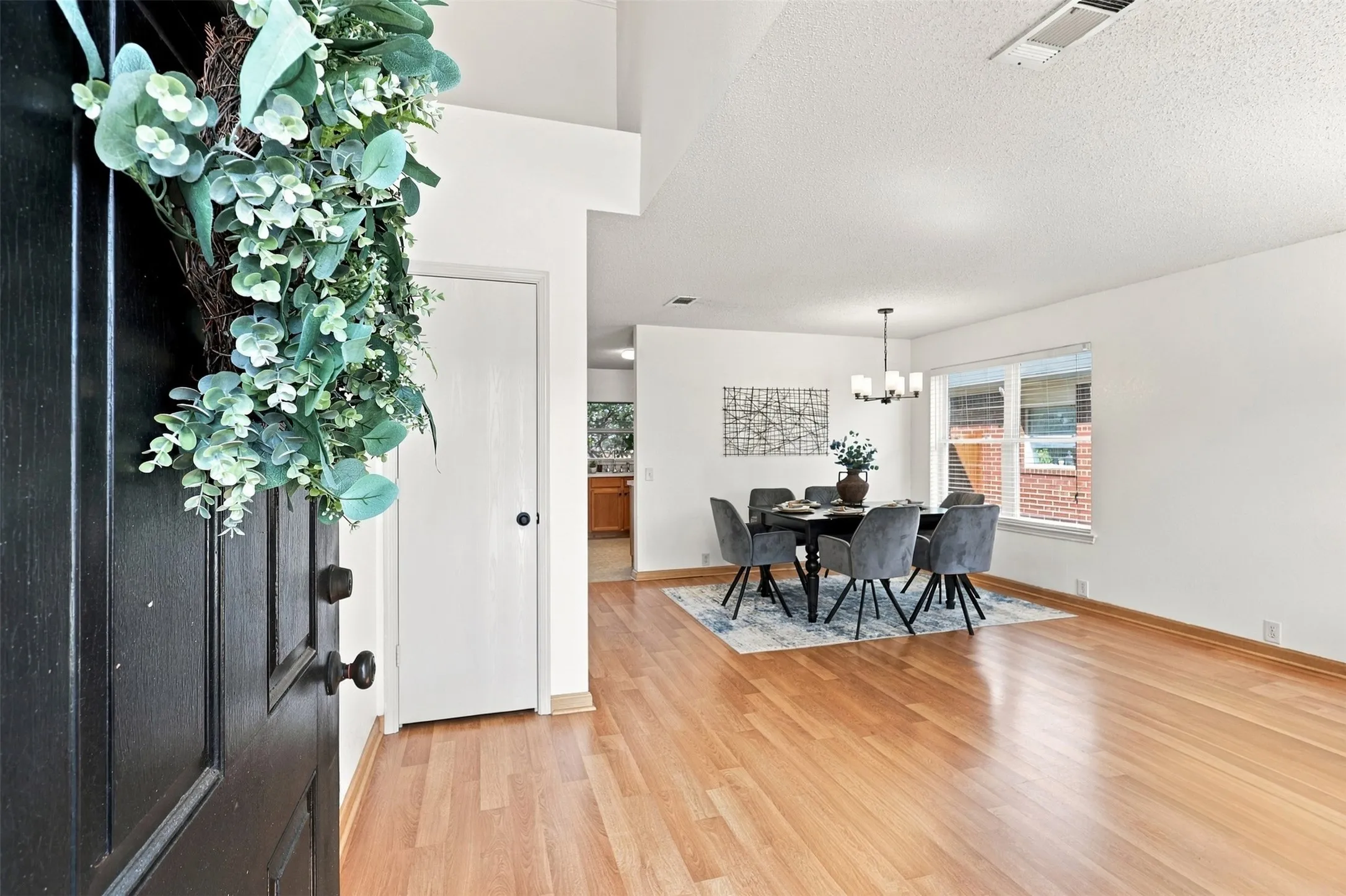 Single Family Residence For Sale in Collin County , 303 Charleston Drive, Wylie, Texas 75098, 4 Bedroom, 3 Bathroom, 2 Garage spaces, 2,099 Sqft, built in 2001, mls#21382049, Real Estate Agent in Wylie, Homes For Sale in Collin county, Homes For Sale in Wylie, Realtor in Wylie Texas, Real Estate Brokerage Independent Realty Texas, Luminita Cordes Realtor