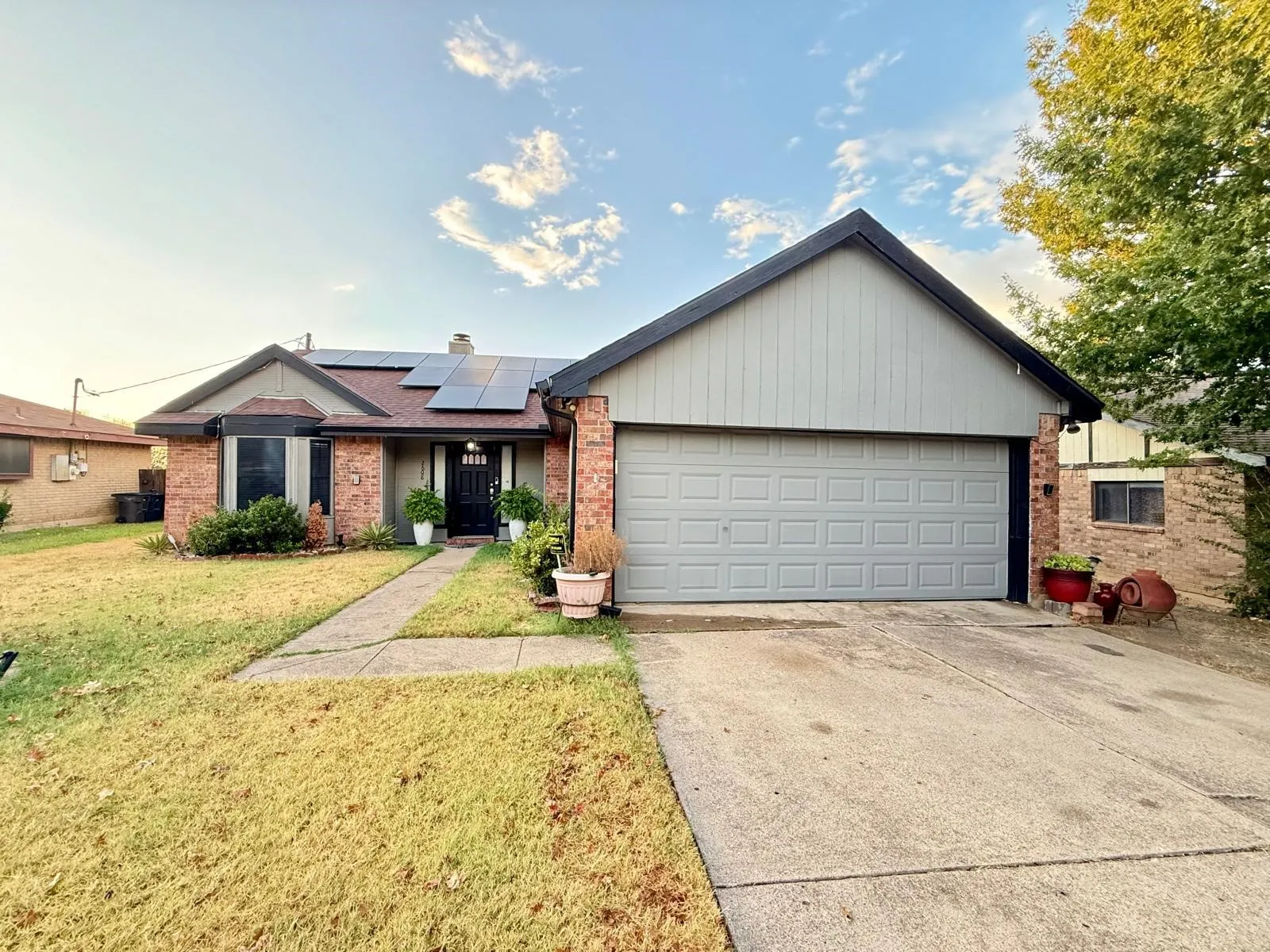 Single Family Residence For Sale in Tarrant County , 2608 Shasta Court, Fort Worth, Texas 76133, 3 Bedroom, 2 Bathroom, 2 Garage spaces, 1,452 Sqft, built in 1984, mls#21385165, Real Estate Agent in Fort Worth, Homes For Sale in Tarrant county, Homes For Sale in Fort Worth, Realtor in Fort Worth Texas, Real Estate Brokerage Independent Realty Texas, Luminita Cordes Realtor