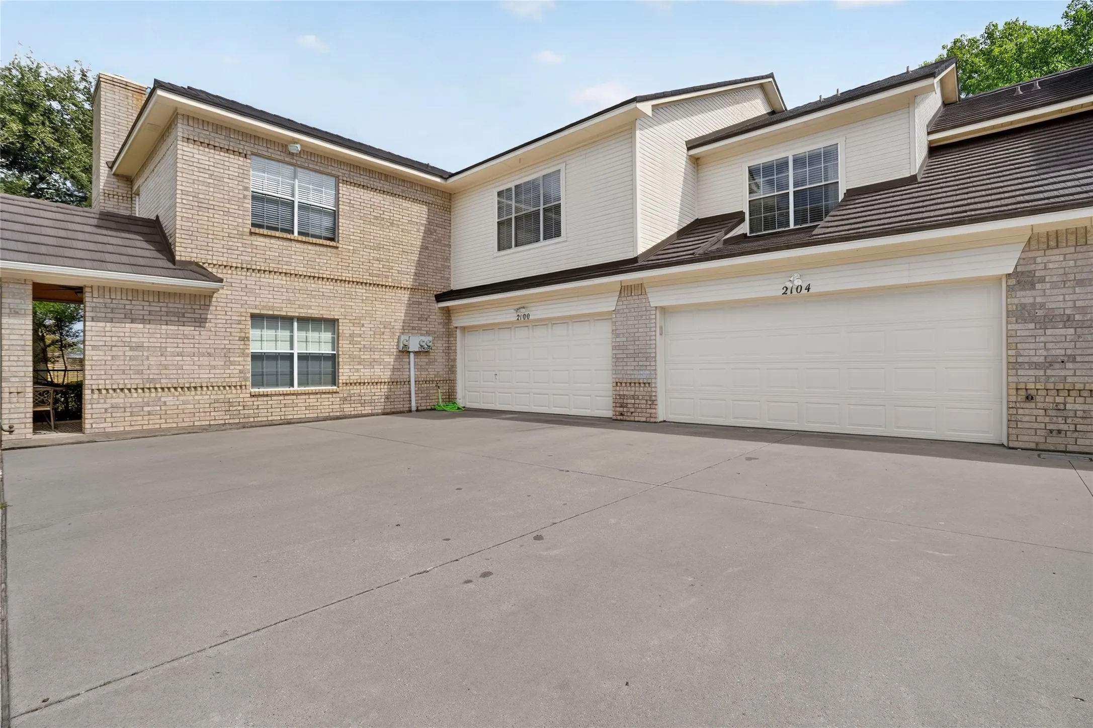 Townhouse For Sale in Parker County , 2104 Lakeforest Drive, Weatherford, Texas 76087, 3 Bedroom, 3 Bathroom, 2 Garage spaces, 1,959 Sqft, built in 1996, mls#21385214, Real Estate Agent in Weatherford, Homes For Sale in Parker county, Homes For Sale in Weatherford, Realtor in Weatherford Texas, Real Estate Brokerage Independent Realty Texas, Luminita Cordes Realtor