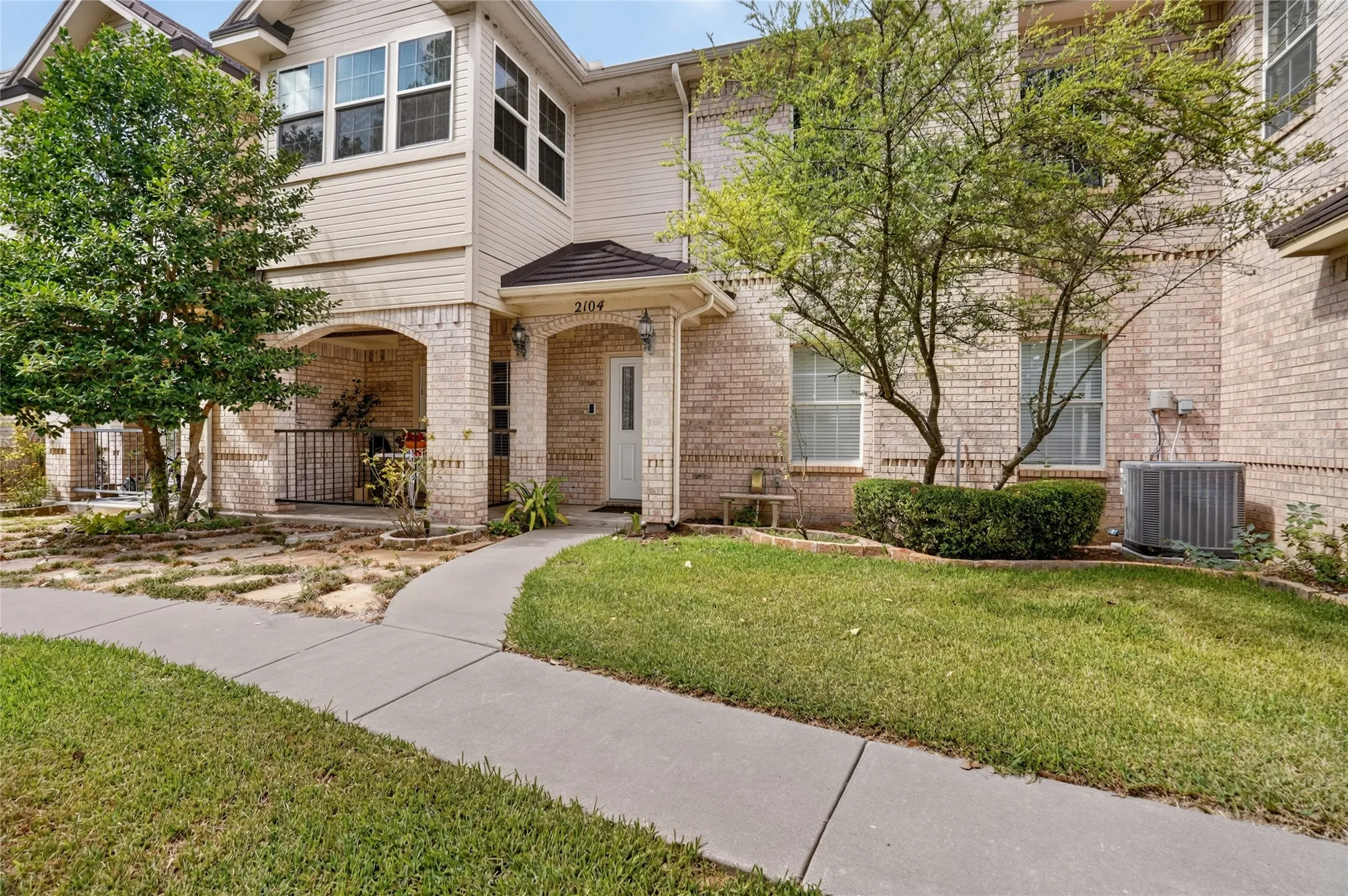 Townhouse For Sale in Parker County , 2104 Lakeforest Drive, Weatherford, Texas 76087, 3 Bedroom, 3 Bathroom, 2 Garage spaces, 1,959 Sqft, built in 1996, mls#21385214, Real Estate Agent in Weatherford, Homes For Sale in Parker county, Homes For Sale in Weatherford, Realtor in Weatherford Texas, Real Estate Brokerage Independent Realty Texas, Luminita Cordes Realtor