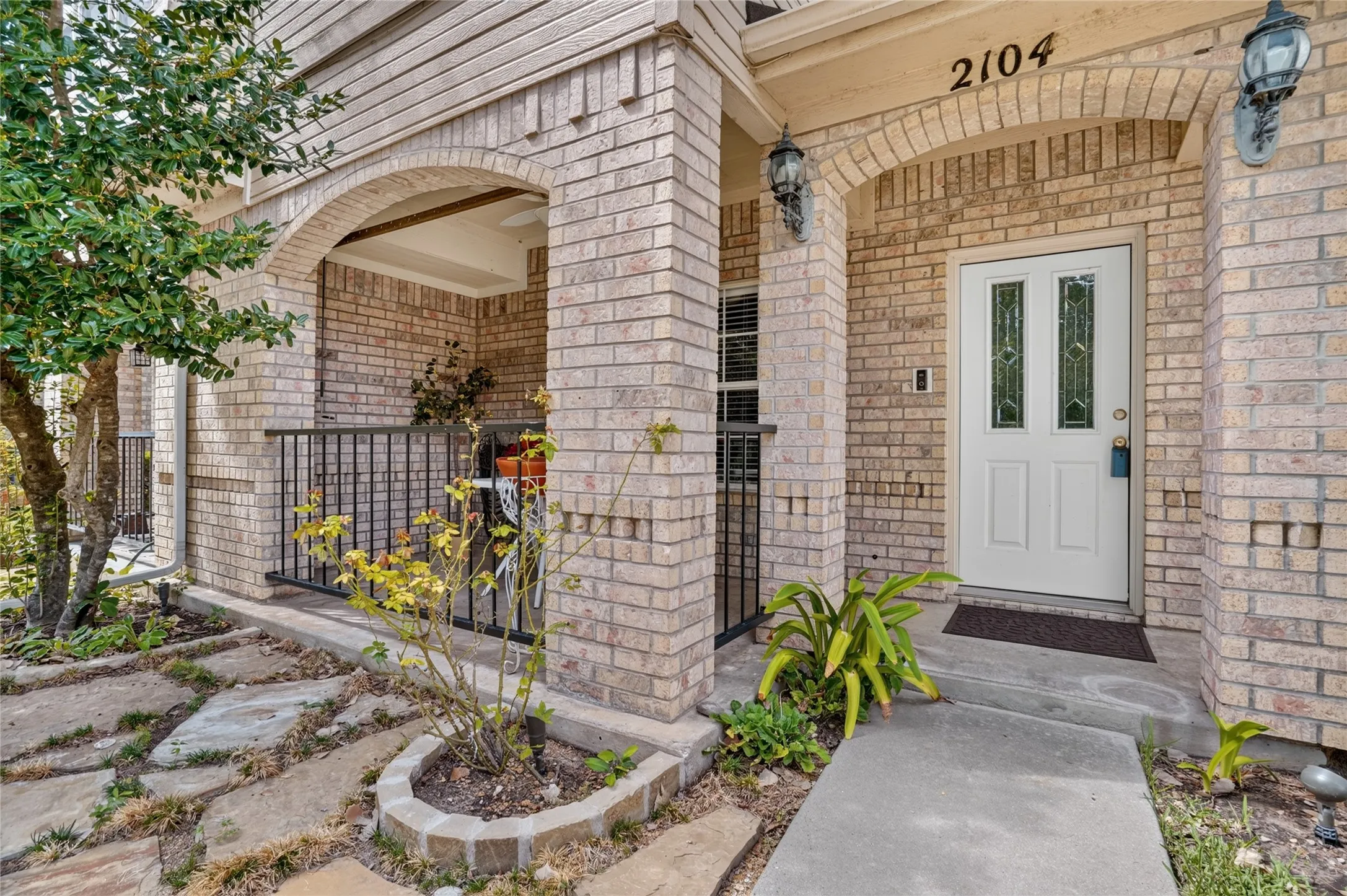 Townhouse For Sale in Parker County , 2104 Lakeforest Drive, Weatherford, Texas 76087, 3 Bedroom, 3 Bathroom, 2 Garage spaces, 1,959 Sqft, built in 1996, mls#21385214, Real Estate Agent in Weatherford, Homes For Sale in Parker county, Homes For Sale in Weatherford, Realtor in Weatherford Texas, Real Estate Brokerage Independent Realty Texas, Luminita Cordes Realtor