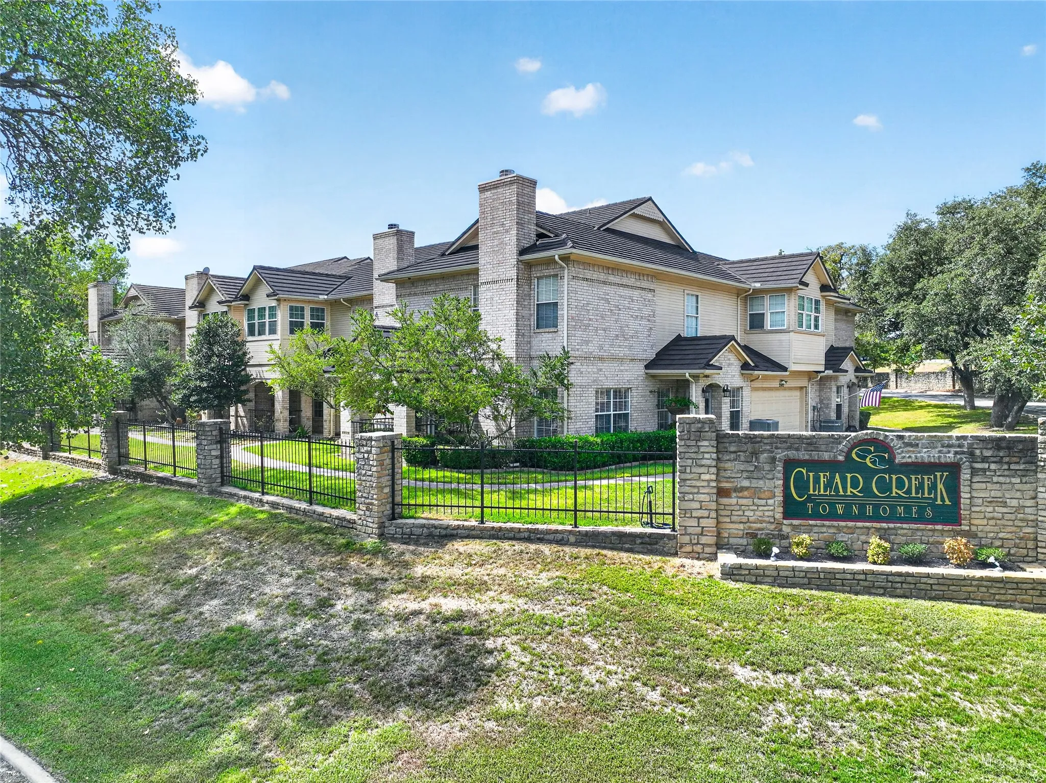 Townhouse For Sale in Parker County , 2104 Lakeforest Drive, Weatherford, Texas 76087, 3 Bedroom, 3 Bathroom, 2 Garage spaces, 1,959 Sqft, built in 1996, mls#21385214, Real Estate Agent in Weatherford, Homes For Sale in Parker county, Homes For Sale in Weatherford, Realtor in Weatherford Texas, Real Estate Brokerage Independent Realty Texas, Luminita Cordes Realtor