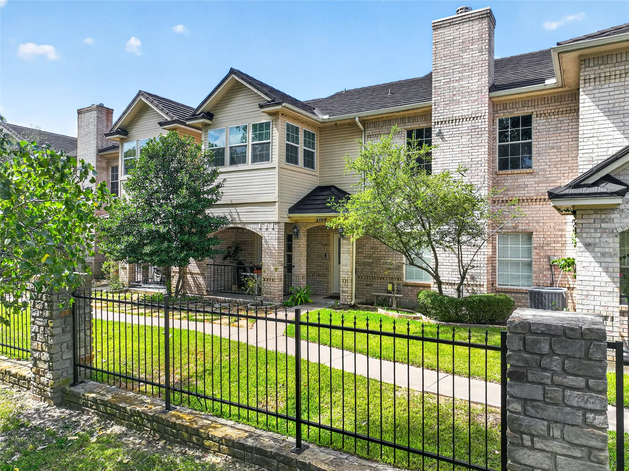 Fully fenced/gated