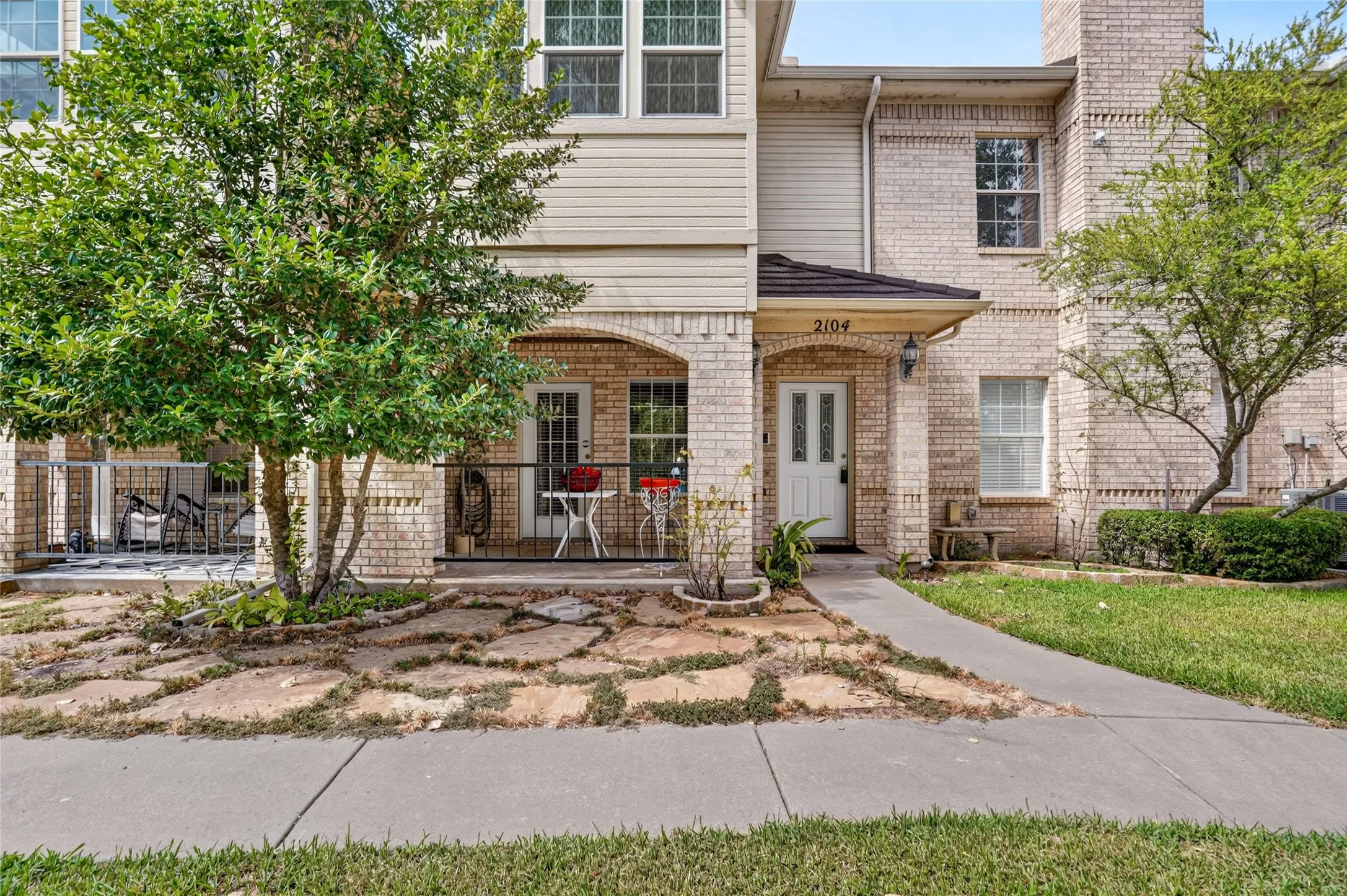 Townhouse For Sale in Parker County , 2104 Lakeforest Drive, Weatherford, Texas 76087, 3 Bedroom, 3 Bathroom, 2 Garage spaces, 1,959 Sqft, built in 1996, mls#21385214, Real Estate Agent in Weatherford, Homes For Sale in Parker county, Homes For Sale in Weatherford, Realtor in Weatherford Texas, Real Estate Brokerage Independent Realty Texas, Luminita Cordes Realtor