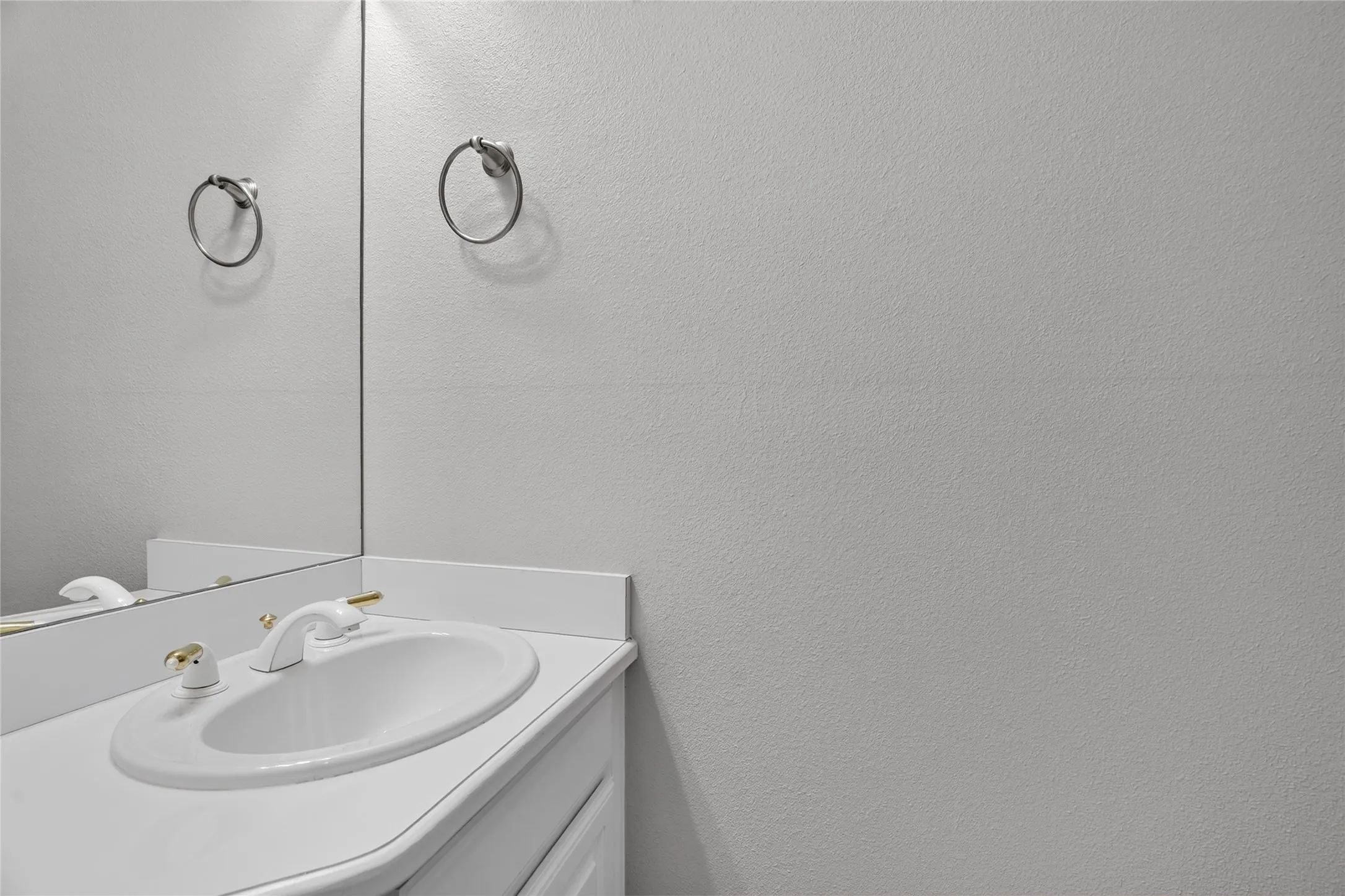 2nd floor 1/2 bath