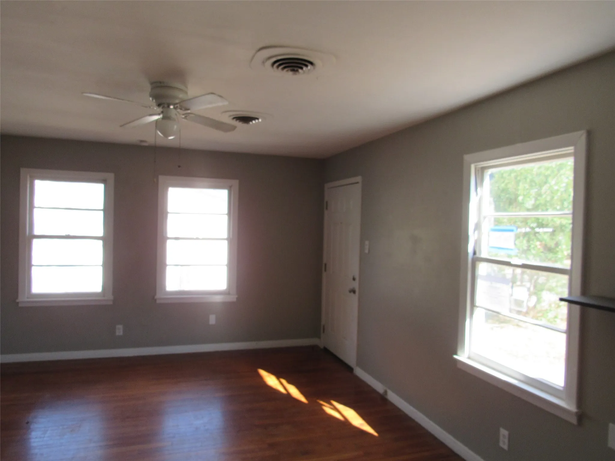 Single Family Residence For Sale in Mc Lennan County , 1311 W 3 A Street, Mc Gregor, Texas 76657, 3 Bedroom, 2 Bathroom, Garage spaces, 1,409 Sqft, built in 1955, mls#21385222, Real Estate Agent in Mc Gregor, Homes For Sale in Mc Lennan county, Homes For Sale in Mc Gregor, Realtor in Mc Gregor Texas, Real Estate Brokerage Independent Realty Texas, Luminita Cordes Realtor