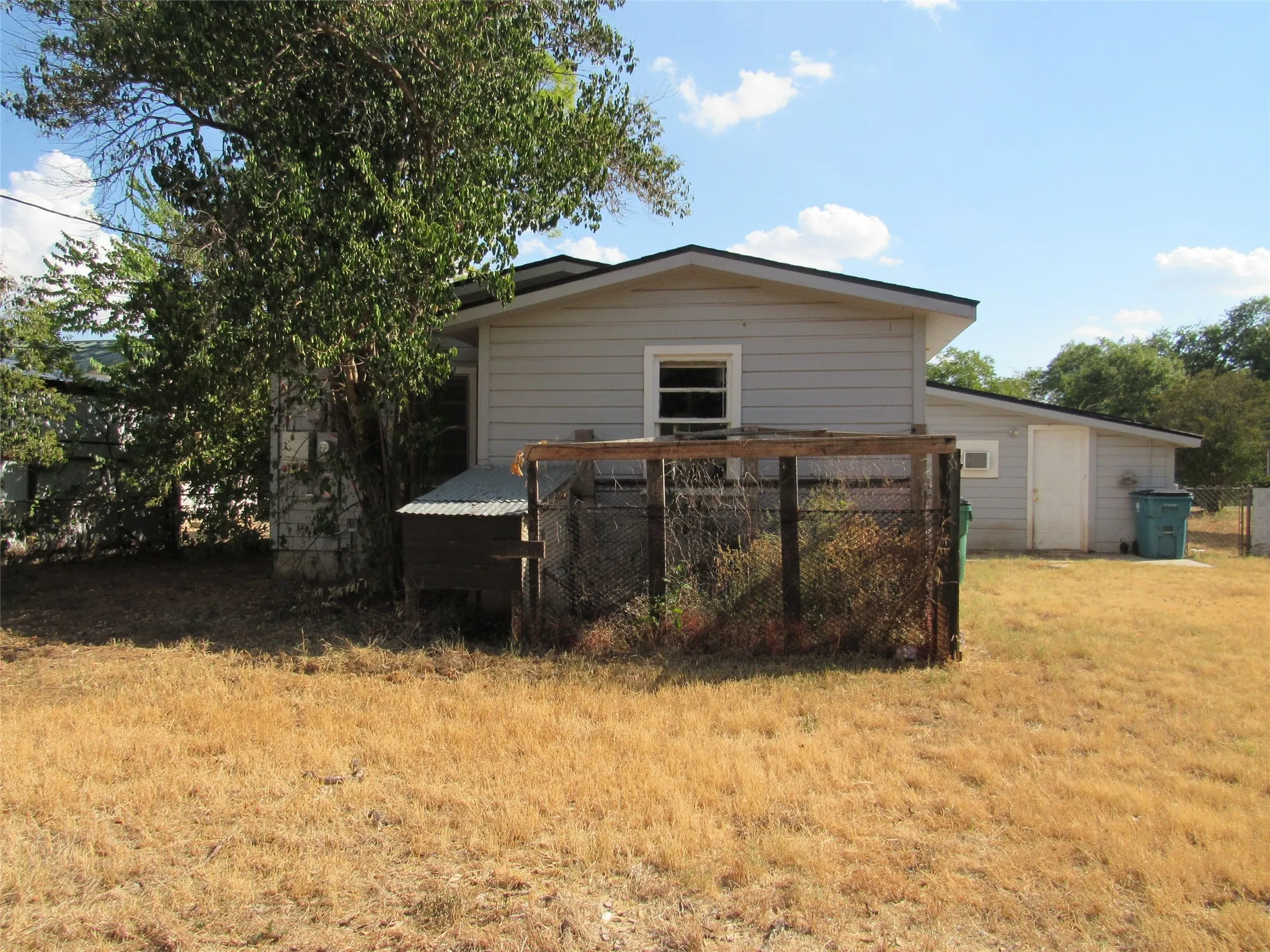 Single Family Residence For Sale in Mc Lennan County , 1311 W 3 A Street, Mc Gregor, Texas 76657, 3 Bedroom, 2 Bathroom, Garage spaces, 1,409 Sqft, built in 1955, mls#21385222, Real Estate Agent in Mc Gregor, Homes For Sale in Mc Lennan county, Homes For Sale in Mc Gregor, Realtor in Mc Gregor Texas, Real Estate Brokerage Independent Realty Texas, Luminita Cordes Realtor