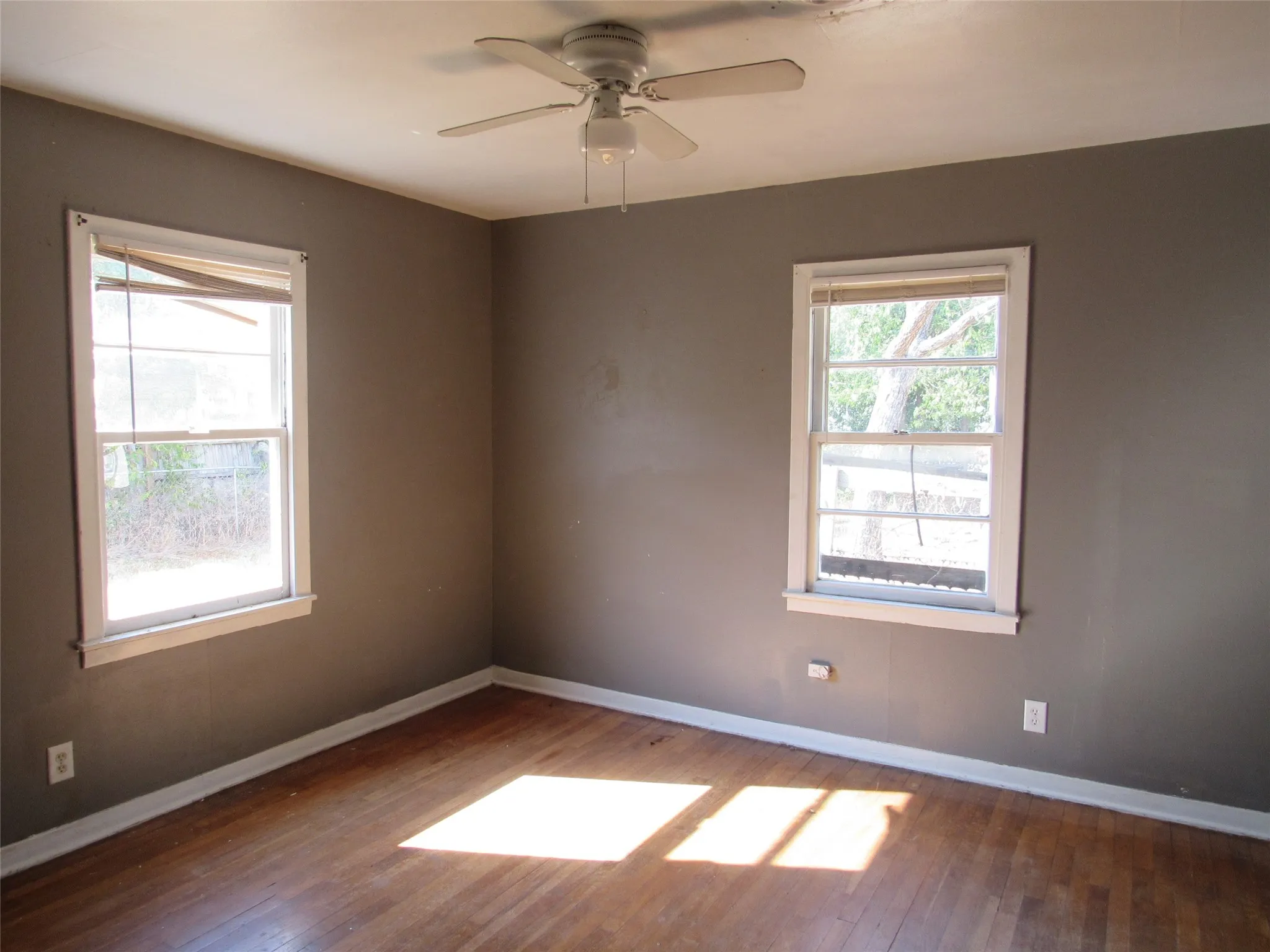 Single Family Residence For Sale in Mc Lennan County , 1311 W 3 A Street, Mc Gregor, Texas 76657, 3 Bedroom, 2 Bathroom, Garage spaces, 1,409 Sqft, built in 1955, mls#21385222, Real Estate Agent in Mc Gregor, Homes For Sale in Mc Lennan county, Homes For Sale in Mc Gregor, Realtor in Mc Gregor Texas, Real Estate Brokerage Independent Realty Texas, Luminita Cordes Realtor