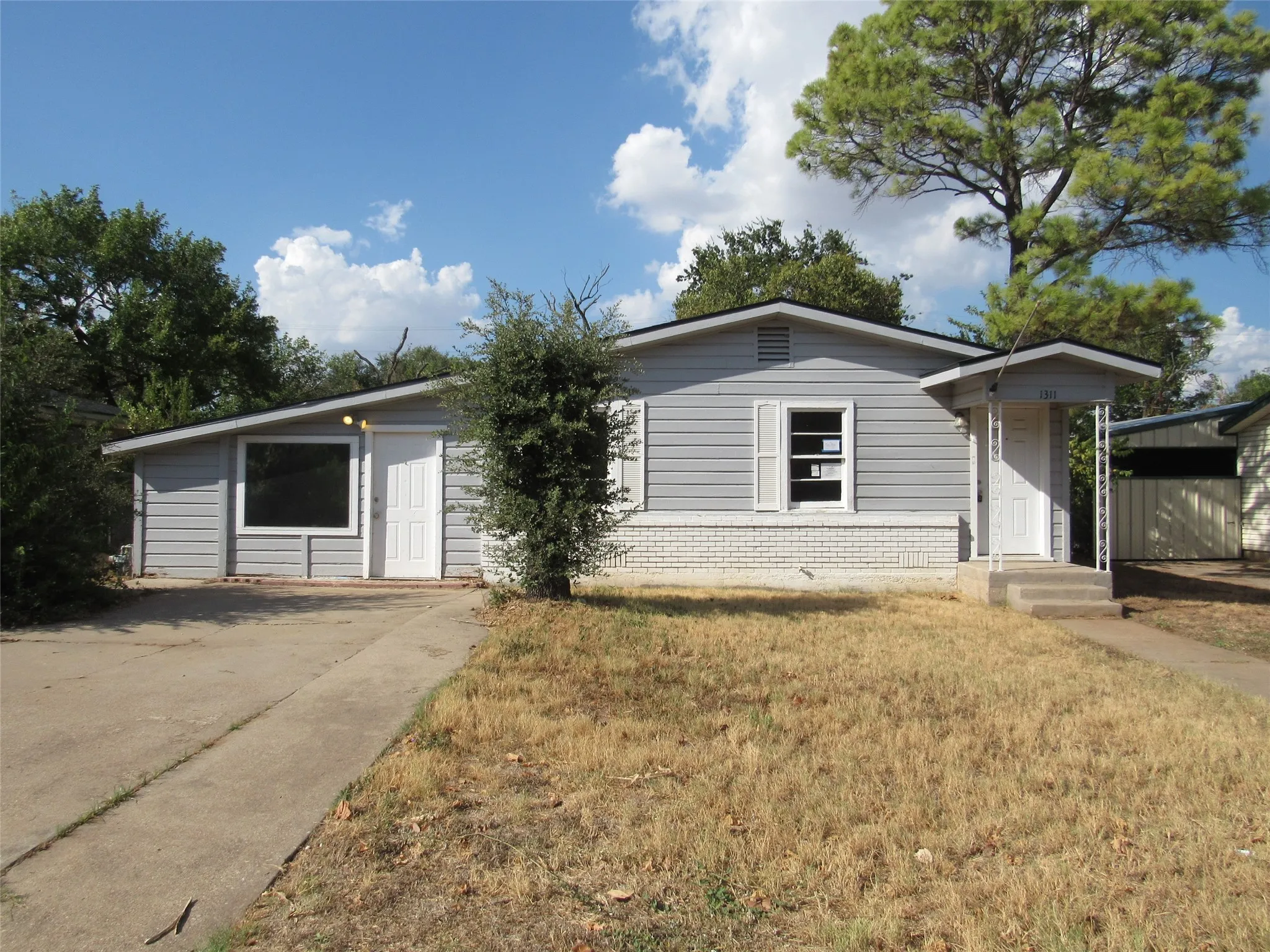 Single Family Residence For Sale in Mc Lennan County , 1311 W 3 A Street, Mc Gregor, Texas 76657, 3 Bedroom, 2 Bathroom, Garage spaces, 1,409 Sqft, built in 1955, mls#21385222, Real Estate Agent in Mc Gregor, Homes For Sale in Mc Lennan county, Homes For Sale in Mc Gregor, Realtor in Mc Gregor Texas, Real Estate Brokerage Independent Realty Texas, Luminita Cordes Realtor
