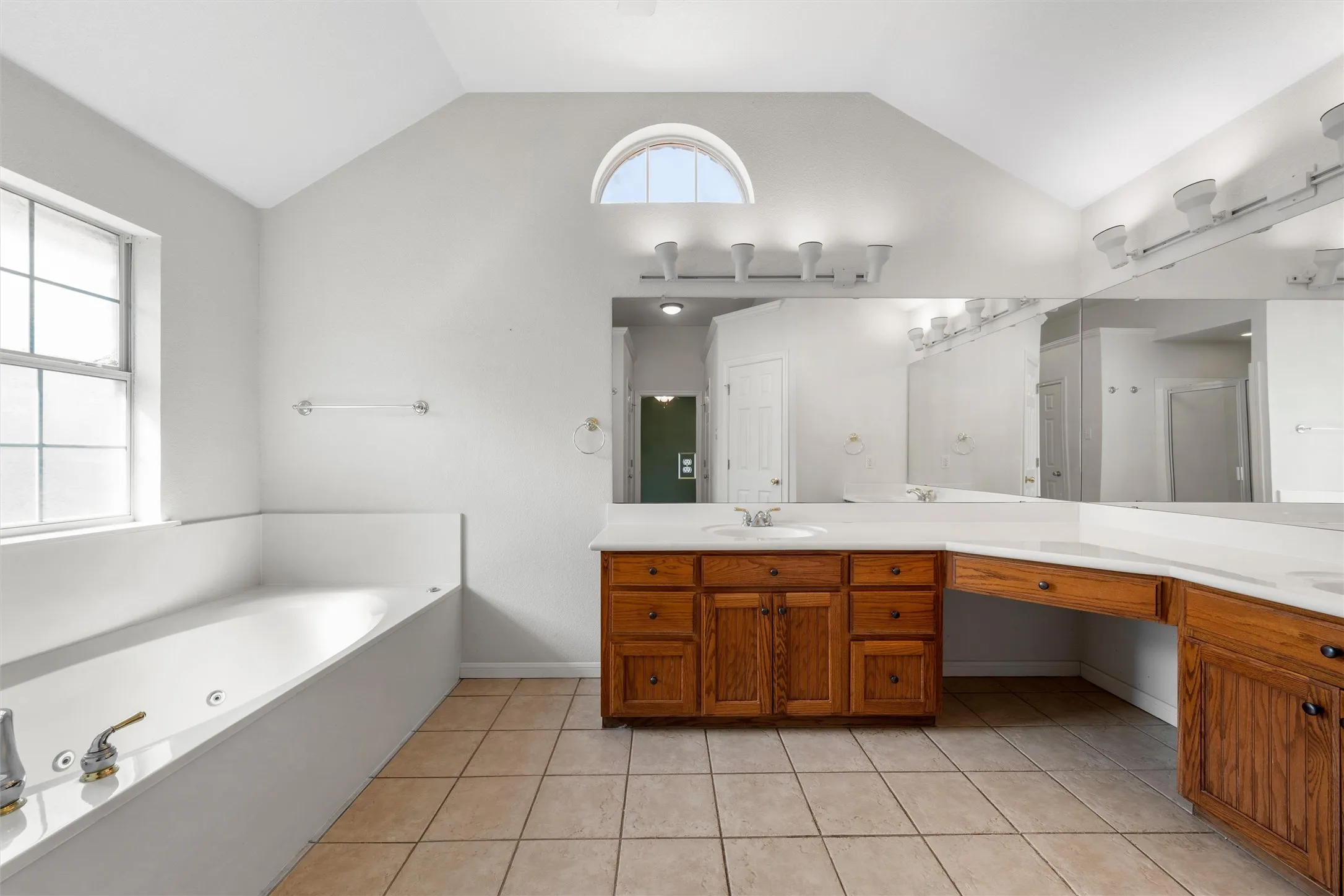 Single Family Residence For Sale in Mc Lennan County , 1223 Oakmanor Circle, Hewitt, Texas 76643, 4 Bedroom, 3 Bathroom, 2 Garage spaces, 2,308 Sqft, built in 2002, mls#21383220, Real Estate Agent in Hewitt, Homes For Sale in Mc Lennan county, Homes For Sale in Hewitt, Realtor in Hewitt Texas, Real Estate Brokerage Independent Realty Texas, Luminita Cordes Realtor