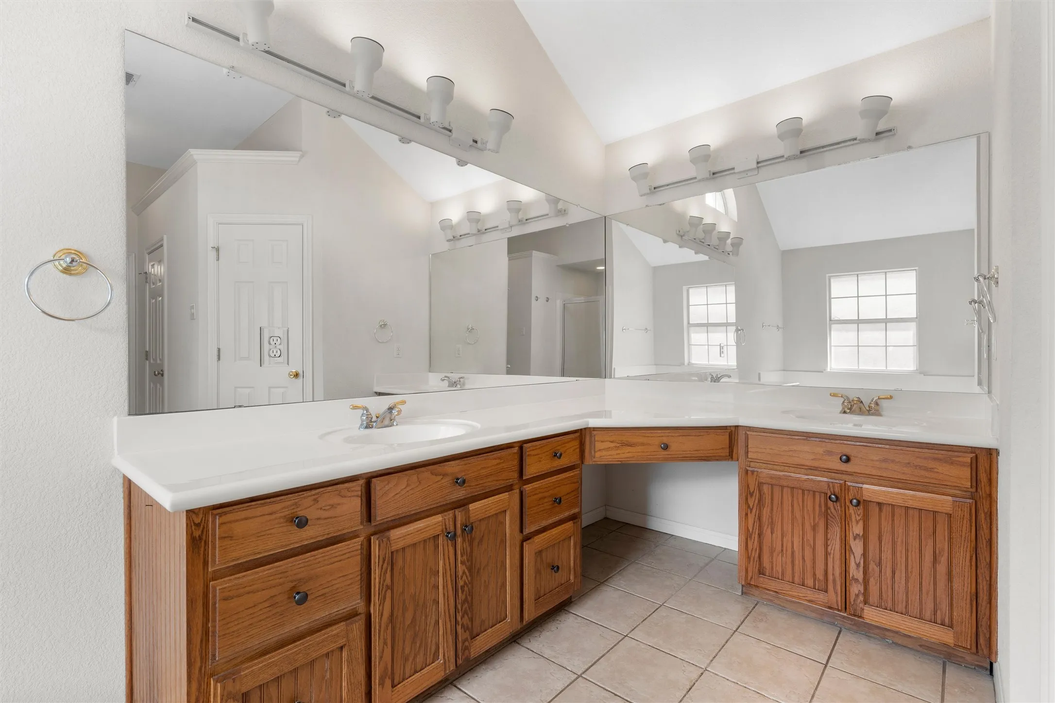 Single Family Residence For Sale in Mc Lennan County , 1223 Oakmanor Circle, Hewitt, Texas 76643, 4 Bedroom, 3 Bathroom, 2 Garage spaces, 2,308 Sqft, built in 2002, mls#21383220, Real Estate Agent in Hewitt, Homes For Sale in Mc Lennan county, Homes For Sale in Hewitt, Realtor in Hewitt Texas, Real Estate Brokerage Independent Realty Texas, Luminita Cordes Realtor