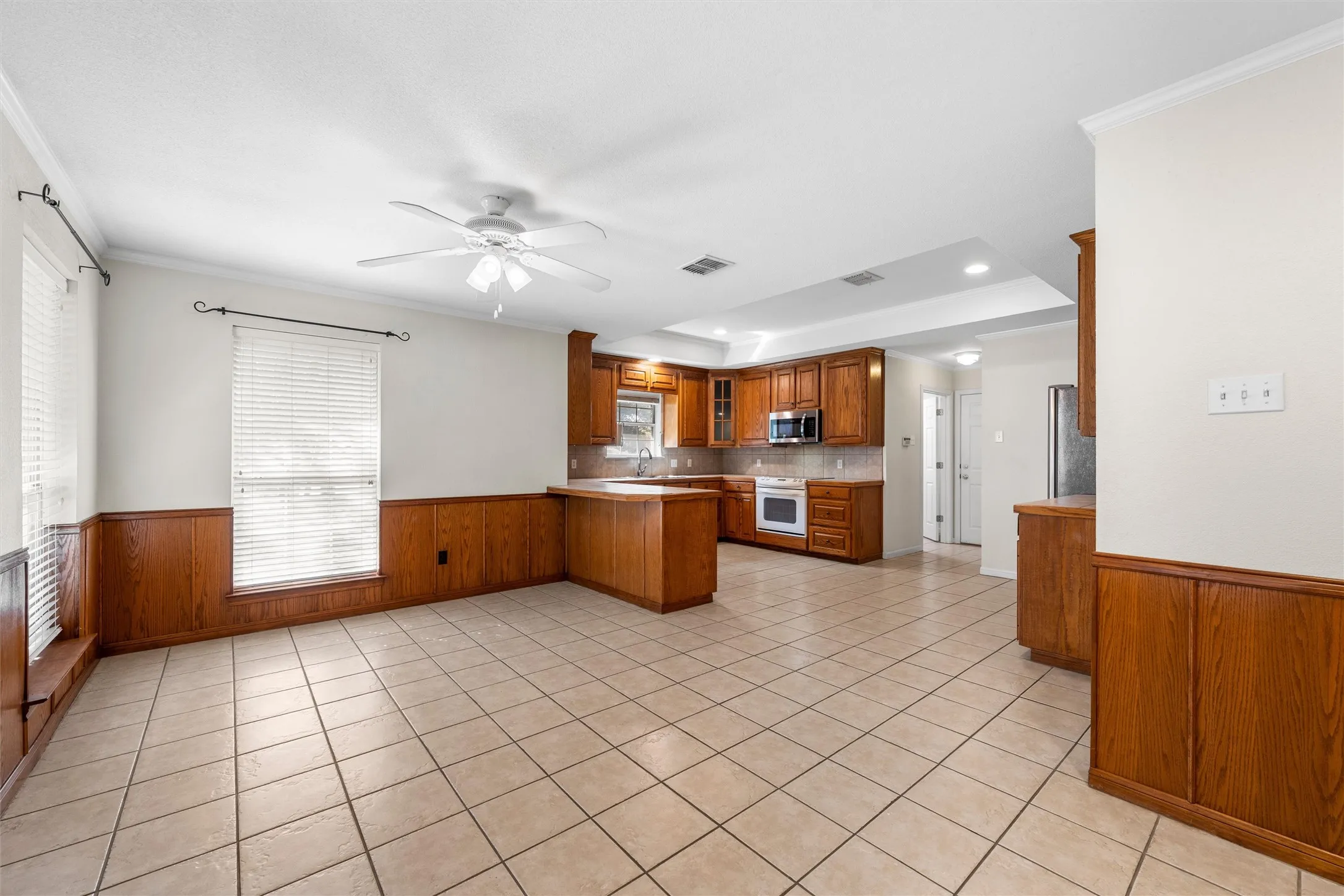 Single Family Residence For Sale in Mc Lennan County , 1223 Oakmanor Circle, Hewitt, Texas 76643, 4 Bedroom, 3 Bathroom, 2 Garage spaces, 2,308 Sqft, built in 2002, mls#21383220, Real Estate Agent in Hewitt, Homes For Sale in Mc Lennan county, Homes For Sale in Hewitt, Realtor in Hewitt Texas, Real Estate Brokerage Independent Realty Texas, Luminita Cordes Realtor